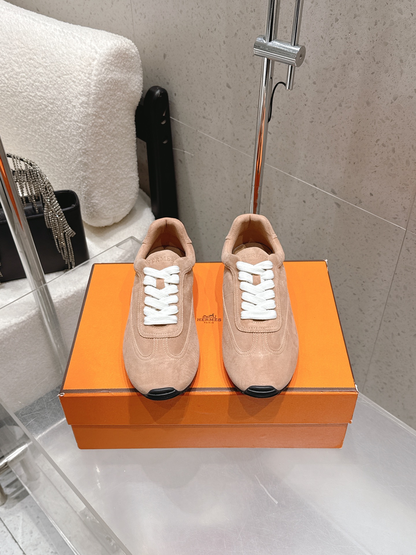 NO:680144,Hermes 2026 new sports and casual shoes Forrest shoes, white shoes, moral training shoes, exquisite craftsmanship, updated simultaneously. Every detail is made with special care and is quite eye-catching. The elegant splicing elements highlight the good temperament!  The classic version is upgraded with exquisite color matching, adding a casual atmosphere, and exquisite lines, which can better reflect the family-style design language. Interspersed with exquisite lines, it perfectly fits the foot shape, naturally outlines the fashionable outline, achieves a visual impact, and fully interprets a different sports style!  The fabric is imported cowhide/oxen, mixed sheepskin for foot pads, comfortable on the feet, rubber outsole, non-slip and wear-resistant!  Size 35-41 (40 41 customized, non-refundable), casual shoes/sports shoes, hermes, hermes, sneakers, cowhide, sheepskin19860909Hermes 爱马仕2026 新款 运动休闲鞋 阿甘鞋 小白鞋 德训鞋 工艺极致,同步上新.的每一个细节都特别用心,相当惹眼,雅致的拼接元素,凸显不俗的气质！ 经典版型升级 精致配色,增添休闲的气息,精致的线条,无形之中能够更好体现出家族式的设计语言,穿插精致的线条 完美契合脚型,自然的勾勒出时尚的轮廓,达到视觉上的冲击效果,充分演绎不一样的运动风格！ 面料进口牛皮/牛猄 垫脚混种羊皮,脚感舒适,橡胶大底,防滑耐磨！ 码数35-41（40 41 定做不退换）,休闲鞋/运动鞋,hermes,hermes,sneakers,cowhide,sheepskin,Women's Shoes