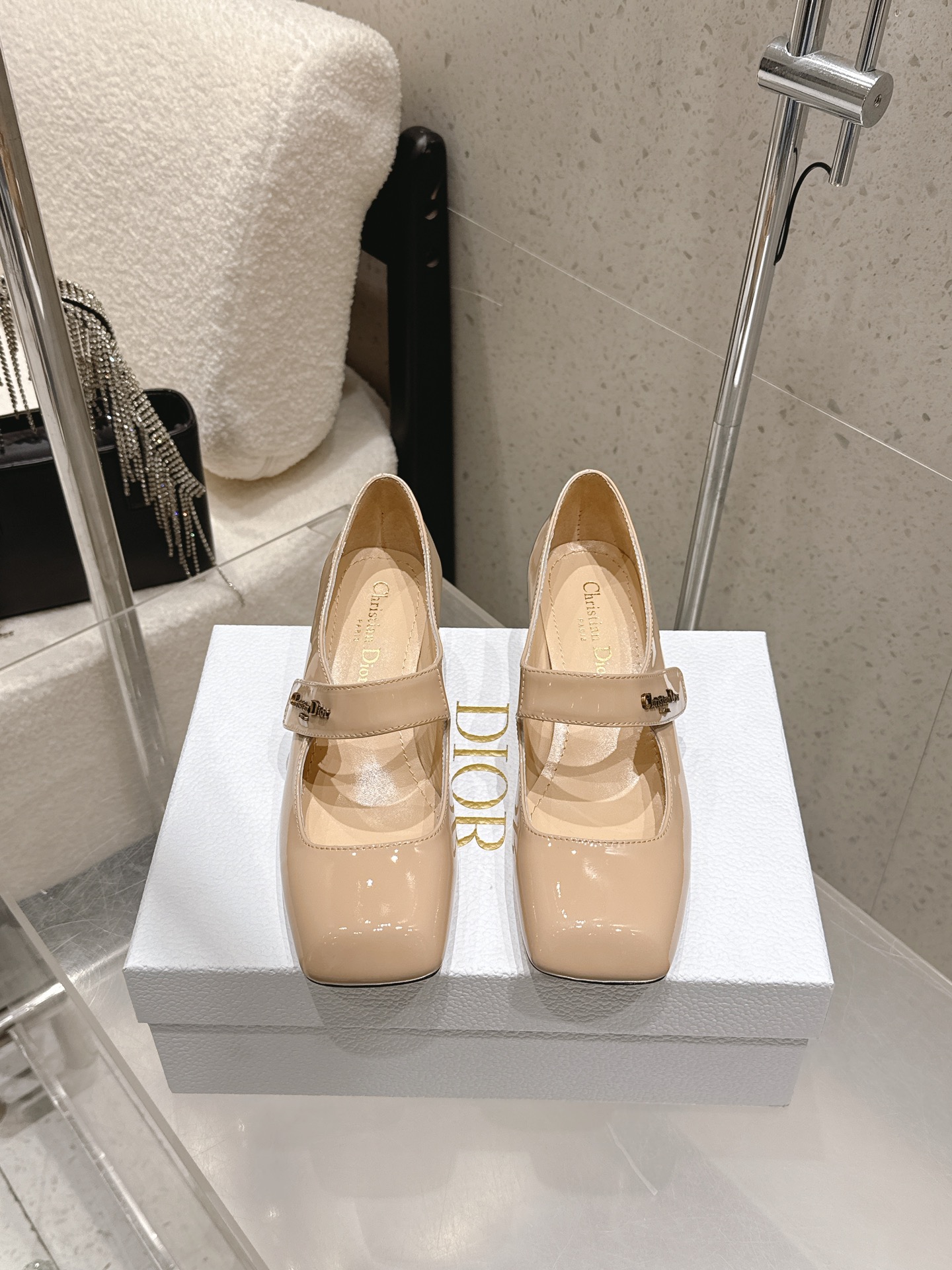 NO:680142,Dior Dior 26/ss early spring vacation series square toe Velcro thick heel Mary Jane shoes 26CD early spring vacation series Mary Jane shoes, patent leather material, full of gloss, square toe design retro and fashionable. The thick heel is about 4cm, very comfortable for daily commuting or walking for a long time. The upper has 'Cistian'  ' logo, full of brand sense. The shallow mouth design modifies the foot shape and lengthens the leg line. It can be easily matched with skirts and trousers. It is elegant and practical. It is a must-have versatile item in spring and summer!  Fabric: Patent leather Lining: Sheepskin Sole: Genuine leather outsole Size: #35-41 (customized at 40.41), high-heeled shoes, dior, dior, mary jane, high heels, skirts, sheepskin, Leather soles19860909Dior 迪奥 26/ss 早春度假系列 方头魔术贴 粗跟 玛丽珍鞋 26CD早春度假系列玛丽珍鞋,漆皮材质,光泽感满满,方头设计复古又时髦.粗跟约4cm,日常通勤或长时间走路都很舒适心.鞋面有“Cistian ”标志,品牌感十足.浅口设计修饰脚型,拉长腿部线条,裙装裤装都能轻松搭配,优雅实用,是春夏必入的百搭单品！ 面料: 漆皮 内里: 羊皮 鞋底: 真皮大底 Size: #35-41 (40.41订做）,高跟鞋单鞋,dior,dior,mary jane,high heels,skirts,sheepskin,Leather soles,Women's Shoes