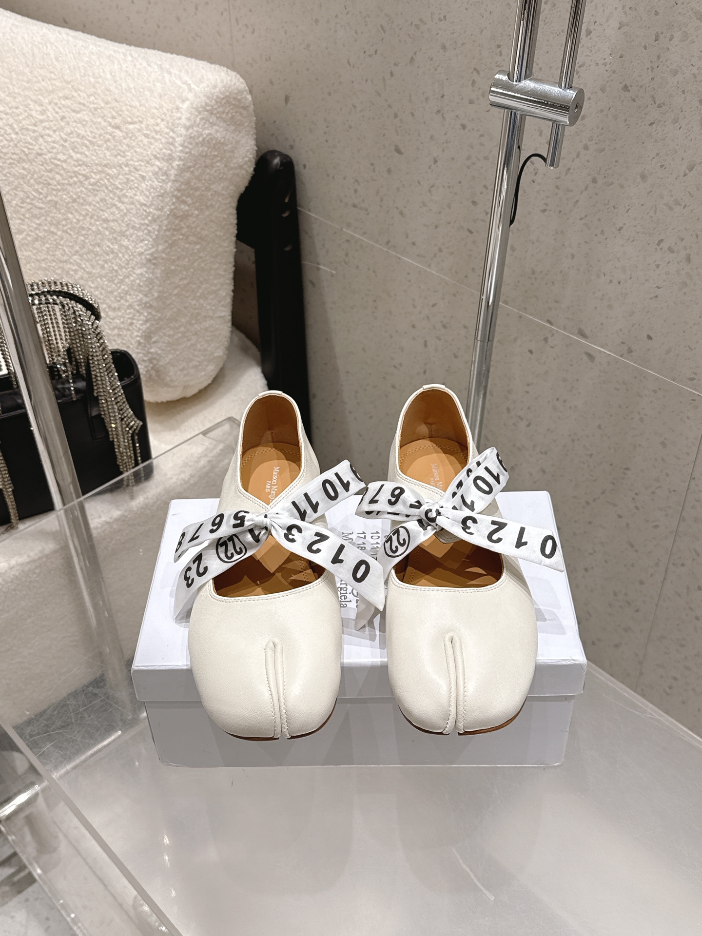 NO:705498,Maison Margiela｜Margiela MM6 26 spring and summer new split-toe ribbon bow ballet shoes flat shoes are a must-have for fashionistas. They are so versatile for wives. They are a must-have for various concave shapes in summer. Very popular!   Customized mixed-breed lambskin water-dyed cowhide lining, Italian leather outsole!  Size35-41 (40 41 customization is not returnable), split-toe shoes, masion margiela, masion margiela, cowhide, sheepskin, Leather soles19860909Maison Margiela｜马吉拉MM6 26春夏新品分趾丝带蝴蝶结芭蕾舞鞋 平底单鞋  时髦精必入 太太太百搭啦 夏天搭配各种凹造型必备 非常出片！  定制混种小羊皮水染牛皮内里,意大利真皮大底！ Size35-41(40 41定制不退换）,分趾鞋,masion margiela,masion margiela,cowhide,sheepskin,Leather soles,Women's Shoes