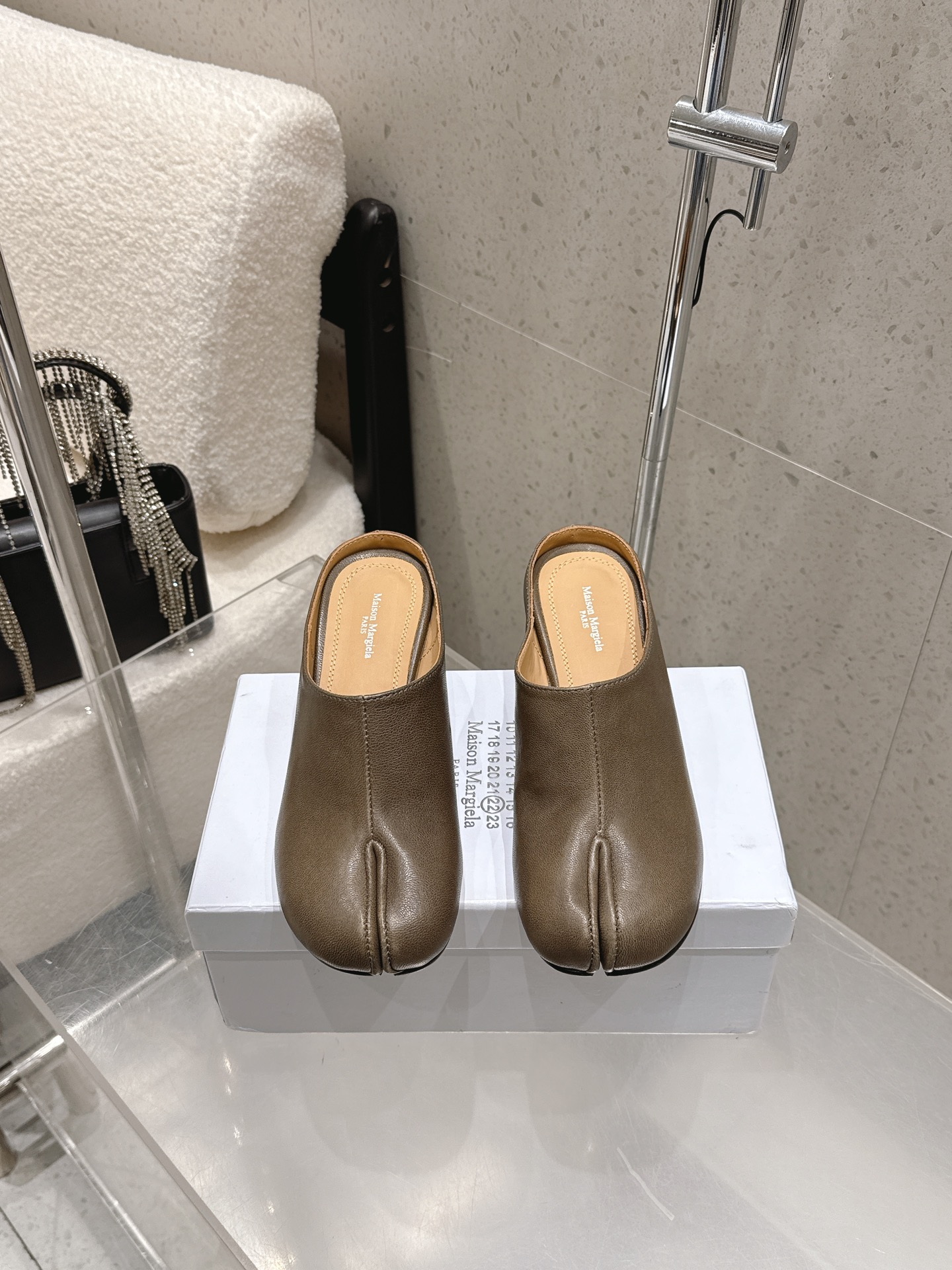 NO:705494,Maison Margiela｜Margiela MM6 26 new spring and summer new bag toe, round heel and half slippers are a must-have for fashionistas. They are so versatile for wives. They are a must-have for matching with various concave shapes in summer. Very popular!   Customized mixed-breed lambskin water-dyed cowhide lining, Italian leather outsole!  6cm heel height Size 35-41 (40 41 customization is non-refundable), split-toe half-slip shoes, masion margiela, masion margiela, slippers, cowhide, sheepskin, Leather soles19860909Maison Margiela｜马吉拉MM6 26春夏新品包头 分趾 圆跟 半拖鞋  时髦精必入 太太太百搭啦 夏天搭配各种凹造型必备 非常出片！  定制混种小羊皮水染牛皮内里,意大利真皮大底！6cm跟高 Size35-41(40 41定制不退换）,分趾鞋半拖,masion margiela,masion margiela,slippers,cowhide,sheepskin,Leather soles,Women's Shoes