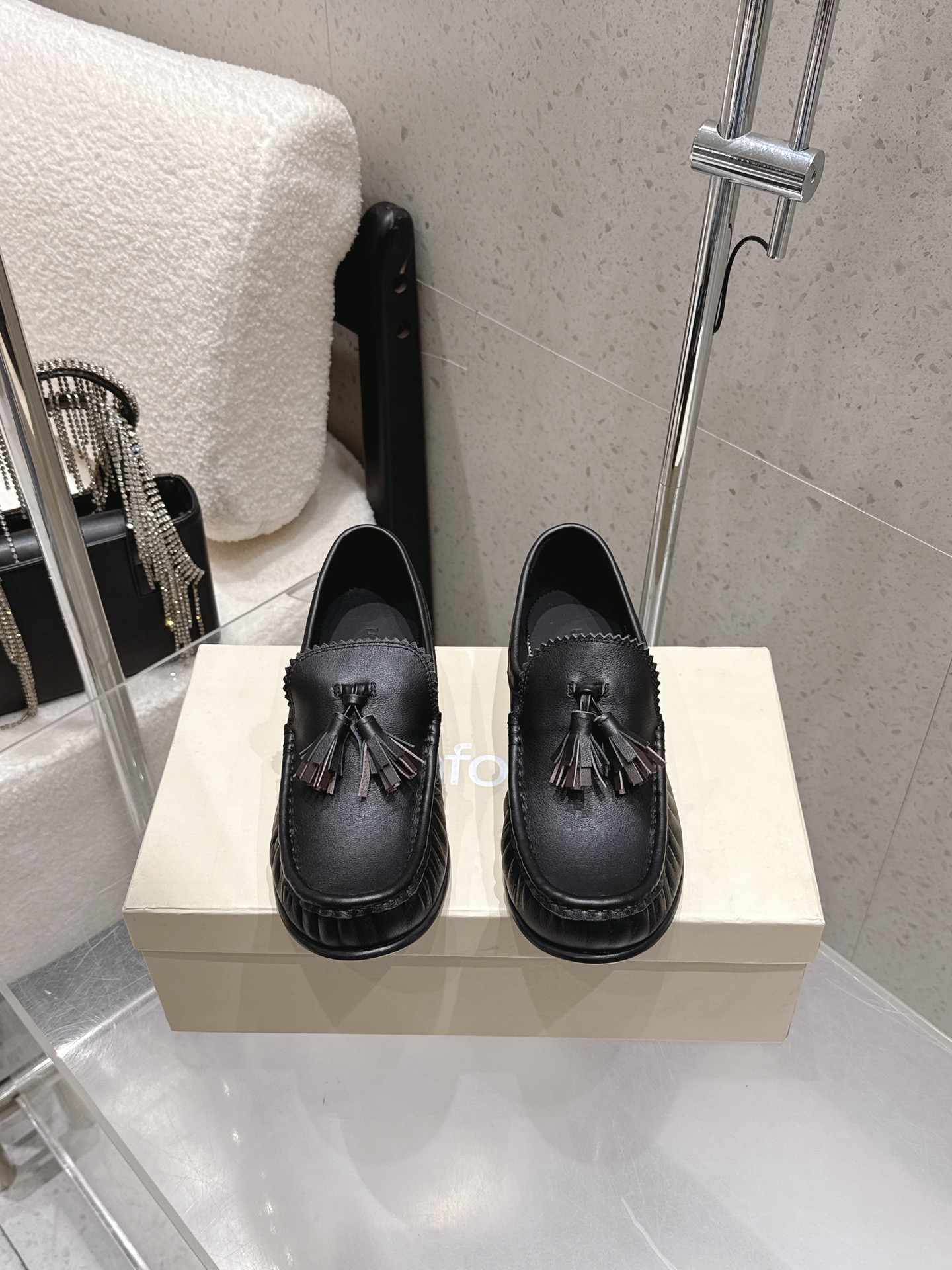 NO:705491,unfolio26 spring and summer handmade tassel-decorated pleated loafers are exquisite and relaxed, just right. The contrasting tassel design on the upper is simple and smart, and it sways naturally when walking, with a retro texture. Two classic details echo the design inspiration, which not only continues the elegance of loafers, but also adds a sense of sophistication. The shoe body has no hard design, and the upper foot is soft, comfortable and unburdened. Four colors include elephant gray, chestnut brown, turmeric, and classic black  Size 35-40 (40 customized), loafers, loafers19860909unfolio26春夏手工流苏装饰褶皱乐福鞋 精致松弛,恰到好处.鞋面撞色流苏设计简约灵动,行走间自然晃动,自带复古质感,两处经典细节呼应设计灵感,即延续乐福鞋的优雅底蕴,又增添精致感,鞋身无硬质设计,上脚柔软舒适无负担. 四色入大象灰,栗棕色,姜黄,经典黑 尺码35-40（40定做）,乐福鞋,loafers,Women's Shoes