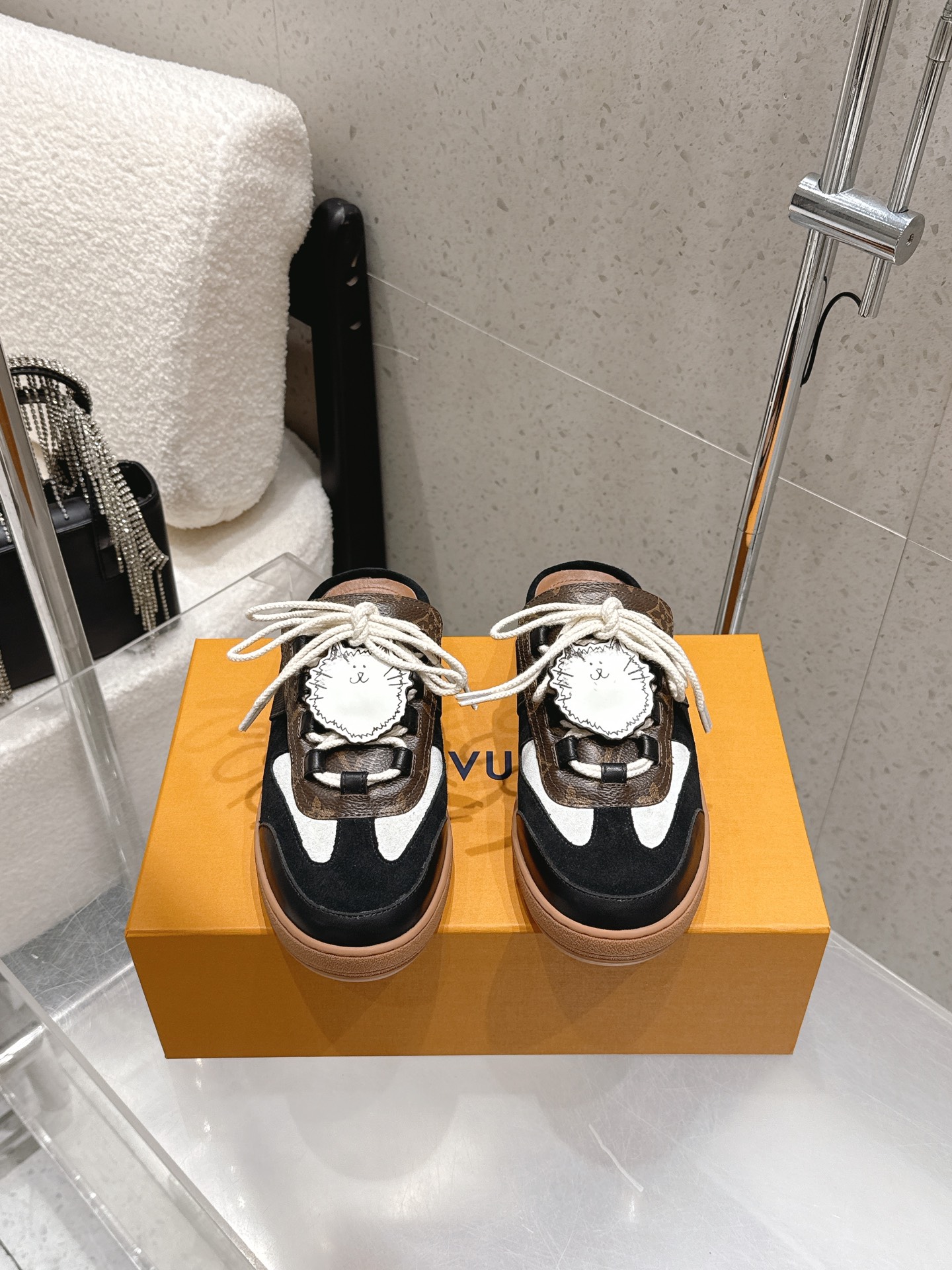 NO:705485,Louis vuitton 26 spring and summer new style LV lace-up cute cat half slippers, imported cowhide patchwork upper, sheepskin lining, original molded custom rubber outsole, size 35-39 (40.41 customized, non-returnable), half slippers, louis vuitton, louis vuitton, slippers, cowhide, sheepskin19860909Louis vuitton 26春夏新款 LV系带可爱猫猫半拖鞋 鞋面进口牛皮拼布面 内里垫脚羊皮 鞋底原版开模定制橡胶大底 码数35-39（40.41定做不退换）,半拖,louis vuitton,louis vuitton,slippers,cowhide,sheepskin,Women's Shoes