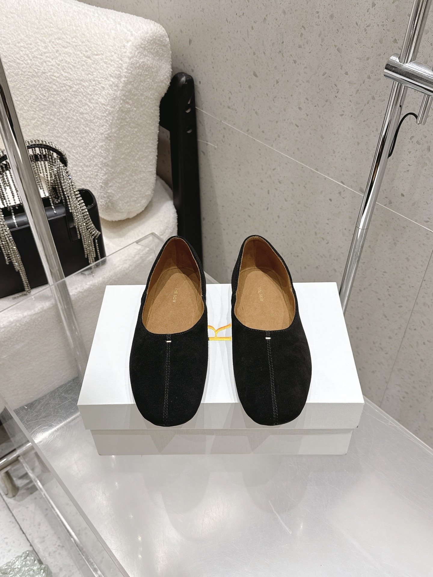 NO:705478,THEROW TR 2026 early spring new Mary Jane flat shoes, dancing shoes and grandma shoes!  It’s rare to see a dance shoe that is so detailed and very tolerant to the foot. It modifies the foot shape properly without losing its unique charm. It is convenient and convenient to put on the foot. It is also very comfortable and can be worn in daily life. It is super versatile!  Upper Niu Jing, lining sheepskin, outsole rubber sole Size: 35-40 (40 custom made, non-refundable), loafers, loafers, mary jane, sheepskin19860909THEROW TR 2026早春新款玛丽珍平底单鞋跳舞鞋奶奶鞋！很少会看到一款跳舞鞋会做到这么精细、而且对脚的包容性特别强,把脚型修饰得妥妥的,又不失独特韵味,上脚方便便捷,且非常舒适、日常穿都没有问题的、超级百搭！ 鞋面牛京 内里羊皮 大底橡胶底 码数:35-40（40订做不退换）,乐福鞋,loafers,mary jane,sheepskin,Women's Shoes