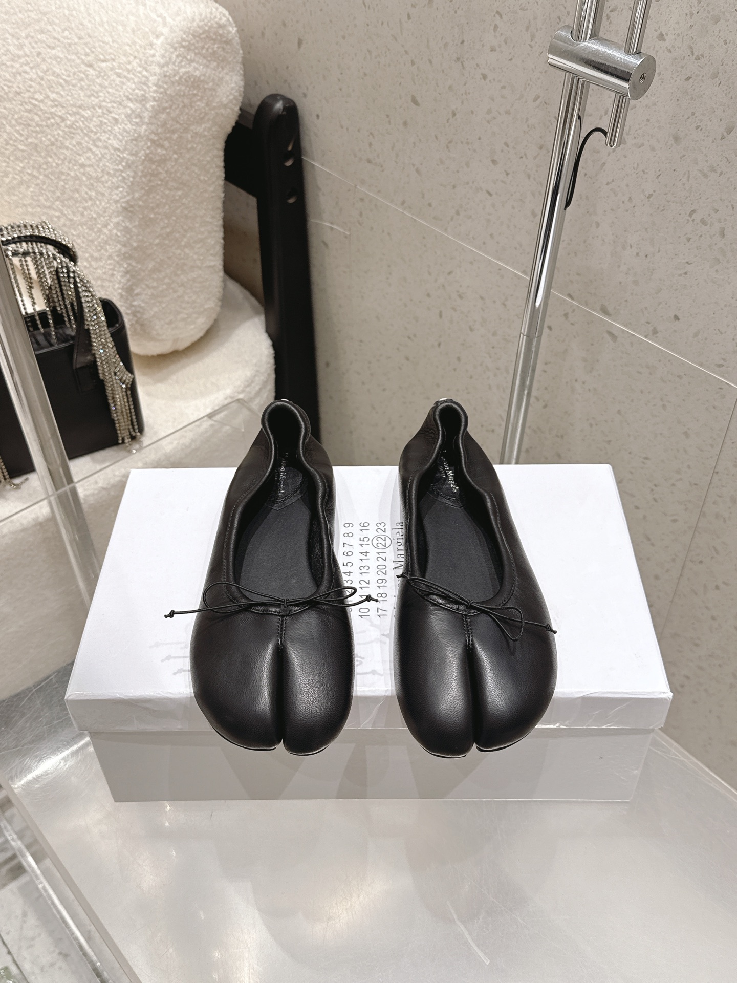 NO:705463,MM6 [Maison Magical] Margiela 26ss new spring and summer slip-on loafers, flat split-toe shoes, lazy ballet shoes. This is a pair of shoes with contemporary significance. It mixes fashionable elements from many eras. It is easy to wear and easy to match. It is cute and clean. The upper is imported water-dyed sheepskin. The lining is imported sheepskin. The outsole is genuine leather imported from Italy. Size 35-40 (40 custom-made). Comes with original packaging, split-toe shoes, masion.  margiela,masion margiela,loafers,sheepskin,Leather soles19860909MM6【Maison Magical】马吉拉26ss春夏新品一脚蹬乐福鞋平底分趾鞋懒人鞋芭蕾舞鞋 这是一双具有时代意义的一双鞋 混合了多个时代的时髦元素 它好穿 也好搭 可爱干净 鞋面进口水染羊皮 内里进口羊皮 大底意大利进口真皮大底 码数35-40（40订做） 配原版一致包装,分趾鞋,masion margiela,masion margiela,loafers,sheepskin,Leather soles,Women's Shoes