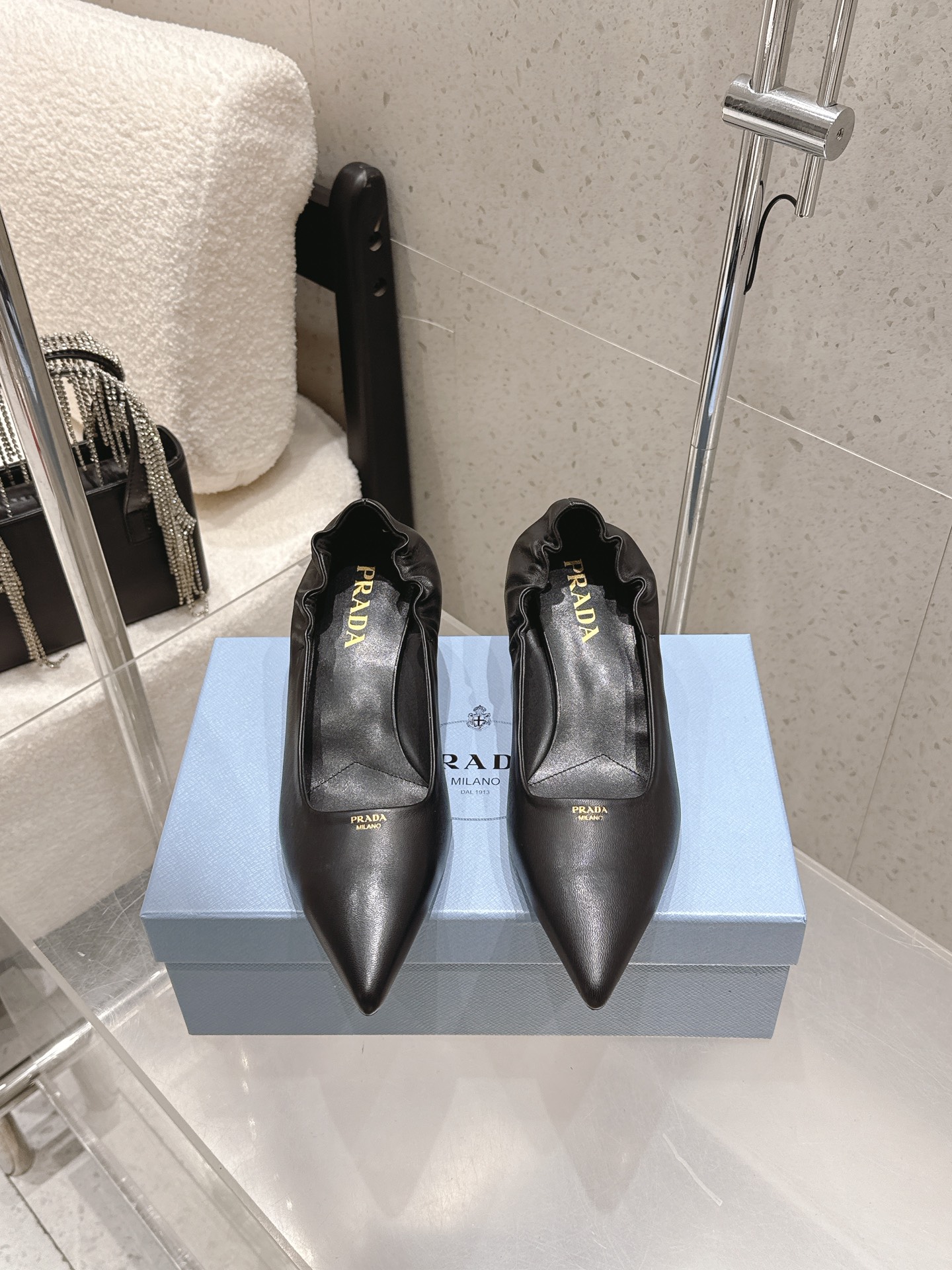 NO:705462,PRADA 26/Early Spring Latest Back Shoes Logo Printing Pointed Toe Stiletto Heels Prada's suede pleated pointed-toe shoes are made of high-quality sheepskin/sheepskin, the upper is soft and delicate, and feels great to the touch!  The classic pointed toe + heel pleated elastic band is fashionable and practical, making it stable to wear and not easy to lose. There is a Prada metal logo on the inside of the insole, which is perfect for details!  The heel is about 5.5cm, elongating the leg line while ensuring comfort. It is very suitable for commuting and dating ~ black is versatile and can be easily controlled in various occasions. Fabric: Sheep/Sheepskin Lining: Sheepskin Sole: Italian genuine leather sole Heel height: 5.5cm Size: 35-39 (40.41 custom-made), high-heeled shoes, prada, prada, high heels, sheepskin, sheep19860909PRADA普拉达 26/ 早春最新 后邹 徽标印花 尖头 细跟 高跟鞋 Prada这款绒面褶皱尖头鞋,采用高品质羊皮/羊猄皮,鞋面柔软细腻,触感超赞！经典尖头+后跟褶皱松紧带,时髦又实用,穿着稳固不易掉心.鞋垫内侧有Prada金属标识,细节满分！鞋跟约5.5cm,拉长腿部线条同时保证舒适度,通勤约会都很适合～黑色百搭,轻松驾驭各种场合 面料: 羊猄/羊皮 内里: 羊皮 鞋底: 意大利真皮底 跟高: 5.5cm Size: 35-39 (40.41定做）,高跟鞋单鞋,prada,prada,high heels,sheepskin,sheep,Women's Shoes