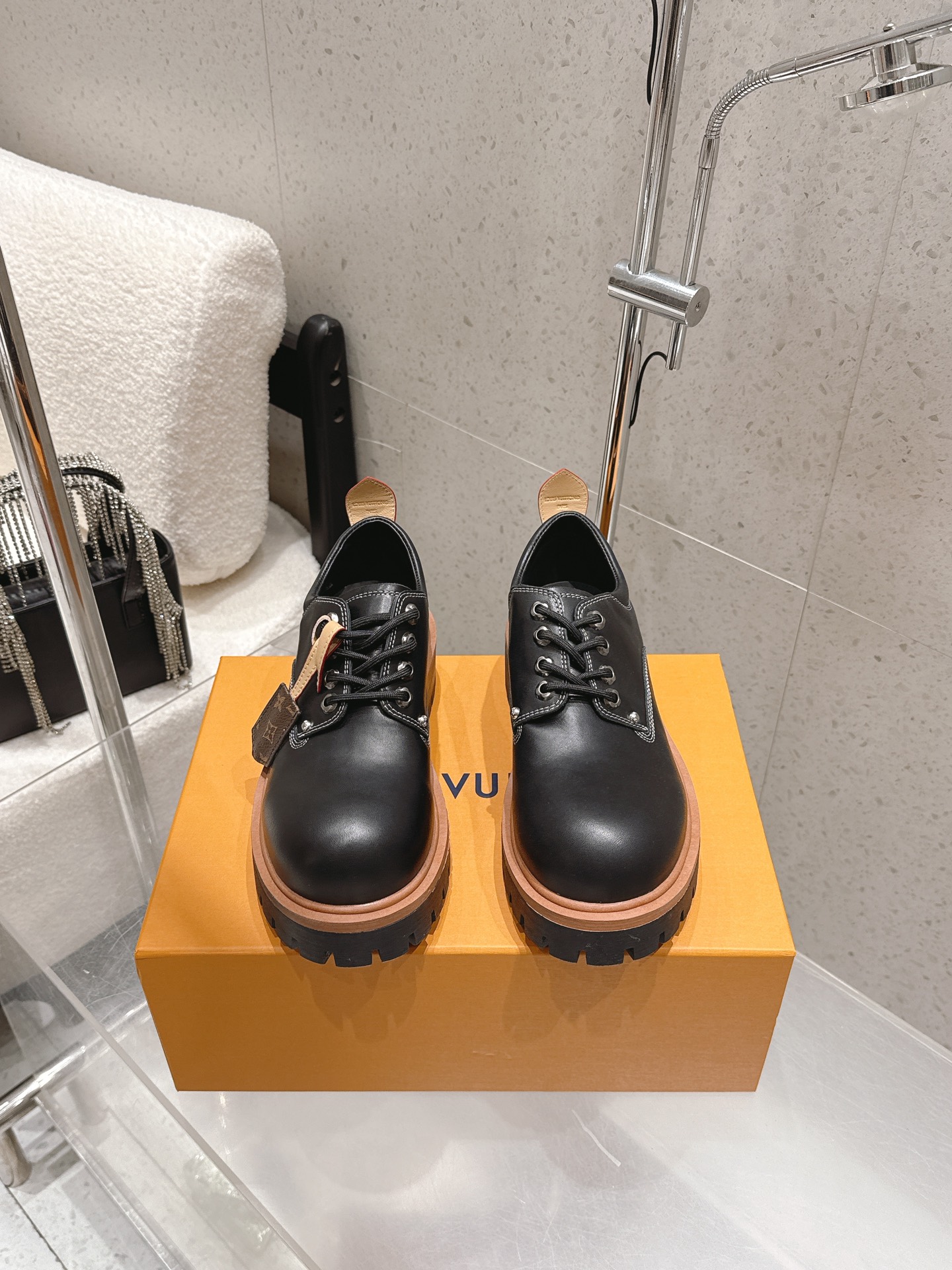 NO:705499,26Ss new Louis vuiteeon LV lace-up shoes, couple model, thick-soled large-toe casual leather shoes, loafers, upper cowhide, lining cowhide, sole original molded TPU rubber outsole, heel height 5cm, size female 35-40, male 40-46 (female 40, male 45.46, custom-made and non-refundable), loafers, louis vuitton, louis  vuitton,loafers,cowhide1986090926Ss 新款Louis vuiteeon LV 系带鞋 情侣款 厚底大头休闲皮鞋 乐福鞋 鞋面牛皮 内里垫脚牛皮 鞋底原版开模TPU橡胶大底 跟高5cm 码数女35-40 男40-46（女40 男45.46定做不退换）,乐福鞋,louis vuitton,louis vuitton,loafers,cowhide,Women's Shoes