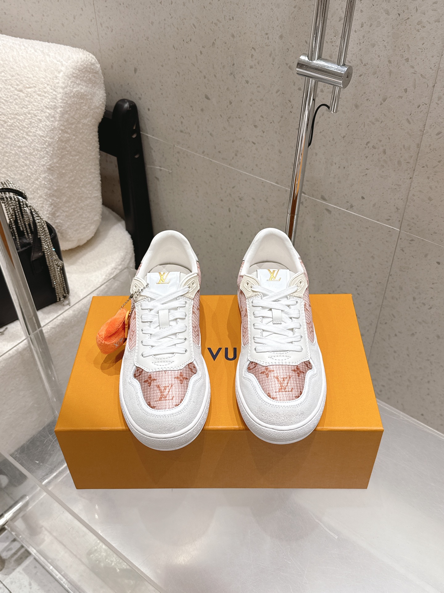NO:705496,Louis vuitton 26ss new LV couple model, sports and casual shoes, white shoes, sneakers, imported cowhide upper, sheepskin/wool lining, original molded custom rubber outsole, size 35-45 (40 for women, 45 for men, custom-made, non-returnable), casual shoes/sports shoes, louis vuitton, louis vuitton, sneakers, cowhide, sheepskin19860909Louis vuitton 26ss新款 LV情侣款 运动休闲鞋 小白鞋 板鞋 鞋面进口牛皮 内里垫脚羊皮/羊毛 鞋底原版开模定制橡胶大底 码数35-45（女40 男45定做不退换）,休闲鞋/运动鞋,louis vuitton,louis vuitton,sneakers,cowhide,sheepskin,Women's Shoes