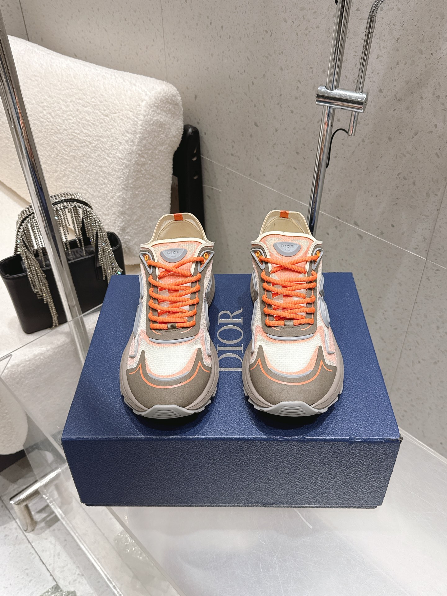 NO:705490,Dior Dior's latest B30 Countdown sneaker. This B30 Countdown technical training shoe is new for spring 2026. Its sporty design perfectly combines fashion elements with technical performance. Its design is inspired by modern running. There are also Dior B30 and CD30 rubber logos on the tongue and back of the shoe. The sculpted sole that combines rubber and foam ensures flexibility and comfort. Various unique details also add to it. Fabric technical fabric and technical mesh lining Industrial fabric and industrial mesh sides and  CD30 rubber logo at rear Dior B30 rubber signature tongue Low-top style lace-up closure Ultra-light rubber blend and brown foam sole Welded construction with gray detailing and Dior, CD30 and B30 logos Size 37-47, casual/sneakers, dior, dior, sneakers19860909Dior迪奥 最新款B30 Countdown运动鞋 这款B30倒计时科技训练鞋是 2026年春季的新款 其运动型设计将时尚元素与技术性能完美结合 它的设计灵感来源于现代跑步运动 鞋舌和鞋背上还有迪奥B30和CD30橡胶标志 橡胶和泡沫相结合的雕刻鞋底确保了灵活性和舒适性 各种独特的细节也为其增色不少 面料科技面料和科技网布内衬 工业织物和工业网布两侧和 后部的CD30橡胶标志 Dior B30 橡胶签名鞋舌 低帮款式系带开合超轻橡胶混纺和棕色泡沫鞋底 带有灰色细节和 Dior、CD30和 B30标志焊接结构 码数37-47,休闲鞋/运动鞋,dior,dior,sneakers,Women's Shoes