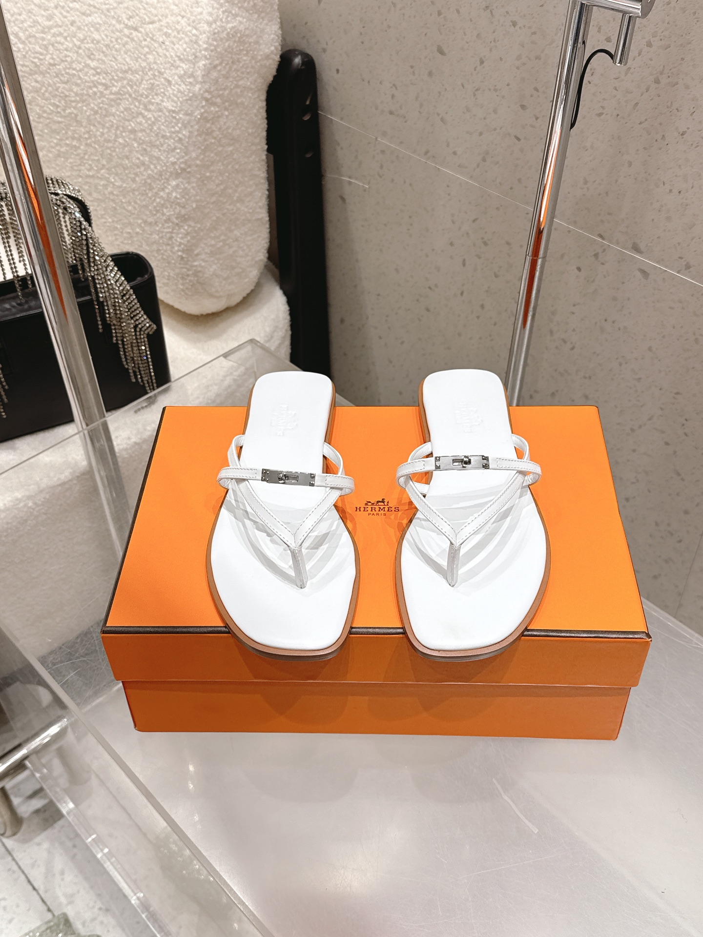 NO:706103,Hermes 26 new Kelly buckle flip-flops Hermes Kelly buckle flip-flops, classic design + iconic Kelly metal buckle, highly recognizable!  Simple and versatile, it is super refreshing to wear in summer. It is flat and lightweight, comfortable for daily life or vacation, and its ergonomic design makes you not tired after walking for a long time. The Kelly buckle has exquisite details and a full sense of brand, making it the perfect choice for summer wear!  High-quality cowhide upper, soft and delicate, padded sheepskin, Italian genuine leather sole, size 35/41 (customized in 40.41), split-toe shoes, hermes, hermes, slippers, cowhide, sheepskin19860909Hermes 爱马仕26新品Kelly扣人字拖鞋 Hermes Kelly扣人字拖,经典设计+标志性Kelly 金属扣,辨识度超高！简约百搭,夏天穿超清爽.平底轻便,日常或度假都很舒适,人体工学设计,长时间走路也不累.Kelly扣细节精致,品牌感满满,是夏日穿搭的点睛之选！ 优质牛皮鞋面,柔软细腻 垫脚羊皮 意大利真皮底 码数35/41（40.41订做）,分趾鞋,hermes,hermes,slippers,cowhide,sheepskin,Women's Shoes