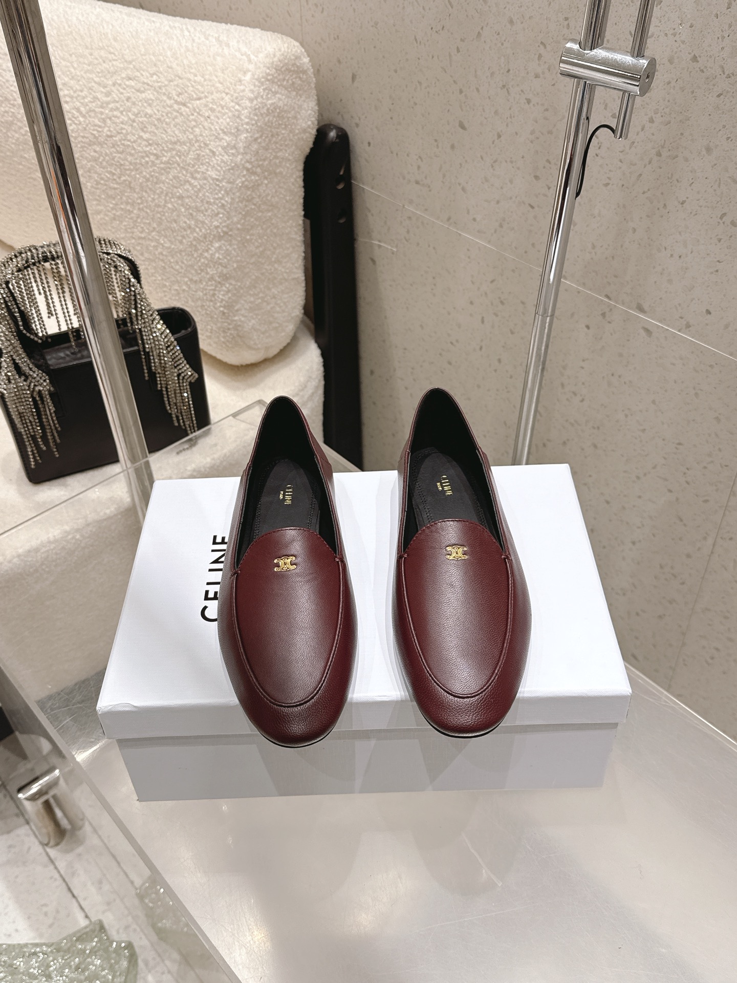 NO:706098,Celine's 26 spring and summer new style Arc de Triomphe casual round toe loafers can be worn as slip-ons and flat shoes. The classic flat loafers have a rounded oval toe and simple and smooth body lines without unnecessary decoration. They are minimalist loafers that are easy to put on and take off. They are made of fine leather material, the upper texture is soft and shiny, the shoe body is neatly cut and the workmanship is exquisite.  There is a small metal logo decoration on the front of the shoe body, which is low-key and highlights the brand recognition, and the brand name is also printed on the inside of the shoe. The flat-soled design is matched with soft leather, which combines comfort and daily wearability, and is suitable for commuting, leisure and other occasions. Goat leather upper, sheepskin lining, Italian genuine leather outsole, size 35-39 (40.41 custom-made, non-refundable), loafers, celine, loafers, sheepskin, Leather soles19860909Celine 思琳26春夏新款 凯旋门休闲圆头可踩跟两穿乐福鞋一脚蹬套穿平底单鞋 经典的平底乐福鞋版型,鞋头为圆润的椭圆型,鞋身线条简约流畅,无多余装饰,属于极简风格的乐福鞋款式,穿脱便捷.采用细腻的皮革材质,鞋面质感柔软且有光泽,鞋身剪裁利落,做工精致. 鞋身正面有小巧的金属徽标装饰,低调又凸显品牌辨识度,鞋内也印有品牌字样.平底设计搭配柔软皮质,兼顾了舒适度与日常实穿性,适合通勤、休闲等多种场合. 鞋面山羊皮 内里垫脚羊皮 鞋底意大利真皮大底 码数35-39（40.41定做不退换）,乐福鞋,celine,loafers,sheepskin,Leather soles,Women's Shoes