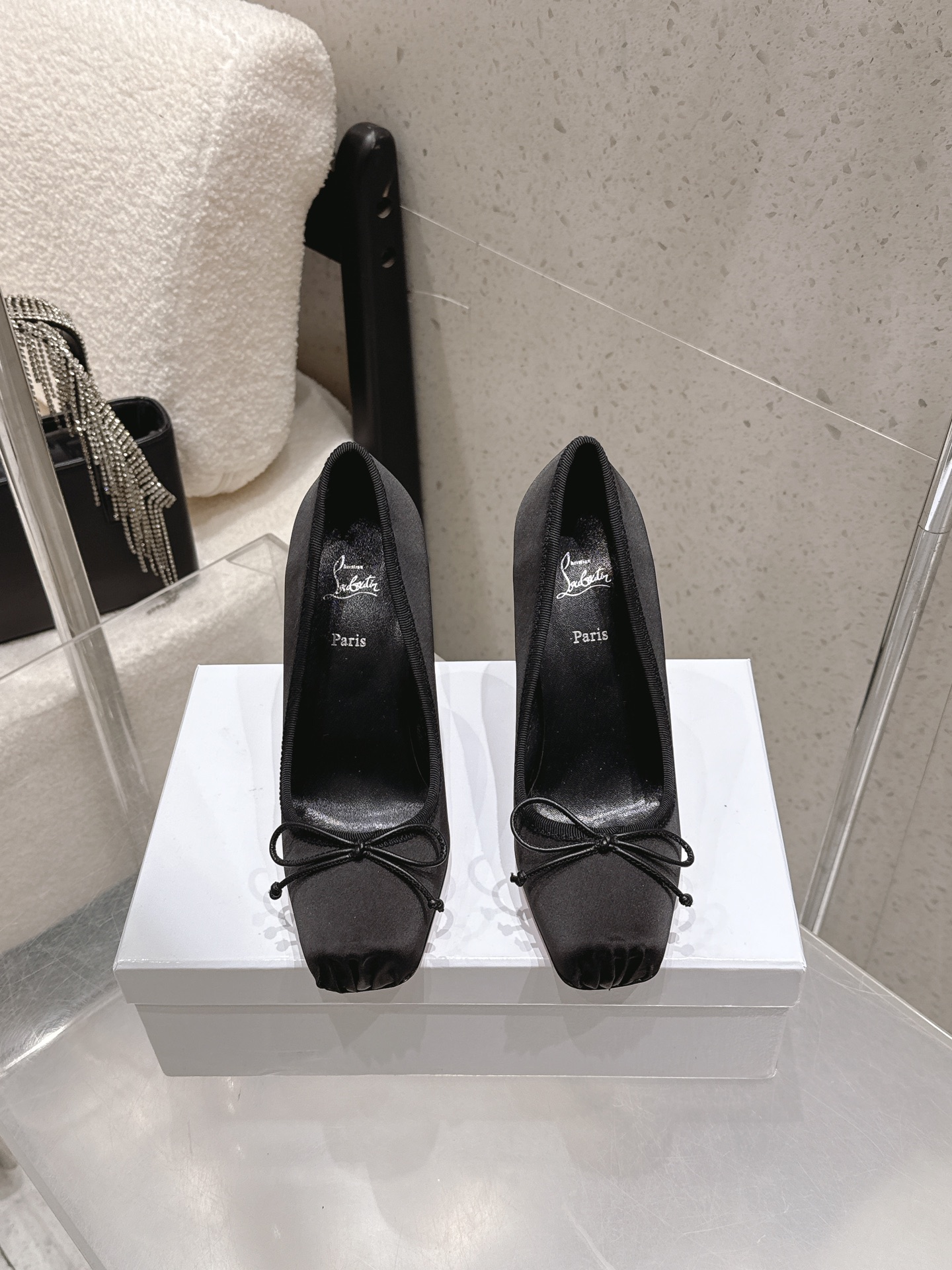 NO:706095,Silk diamond surface 310 Cistian Louboutin CL 26s spring and summer new fashion catwalk ballet butterfly shoes, high heels, sandals, forever YYDS red sole shoes, new CL red sole shoes, nothing to say, just completely beautiful and crazy, fatal temptation, just tried it on my feet, very easy to wear, very stable, and very beautiful, super comfortable flat shoes, a must-have pair of feminine shoes, silk/sheepskin upper, sheepskin lining, high flat sole  10.5cm sole imported genuine leather outsole Size 35-41 (40 41 custom-made, non-returnable), high-heeled shoes, christian louboutin, sandals, flats, high heels, sheepskin, real silk, Leather soles19860909真丝钻面310 Cistian Louboutin CL 26s春夏新款时装走秀芭蕾蝴蝶单鞋 高跟鞋 凉鞋 永远的YYDS 红底鞋 新款CL红底鞋 没什么好说的 就是一整个美疯 致命的诱惑 刚刚上脚试了 非常好穿非常稳 也非常美 超舒适的平底鞋 女人味鞋子必须有一双 鞋面真丝/羊皮 内里羊皮 跟高平底 10.5cm 鞋底进口真皮大底 Size35-41（40 41订做不退换）,高跟鞋单鞋,christian louboutin,sandals,flats,high heels,sheepskin,real silk,Leather soles,Women's Shoes