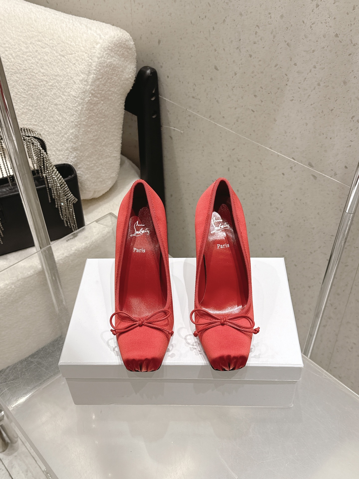 NO:706092,Purchasing agent grade silk diamond surface 310 Cistian Louboutin CL 26s spring and summer new fashion catwalk ballet butterfly shoes, high heels, sandals, forever YYDS red sole shoes, new CL red sole shoes, nothing to say, just completely beautiful and crazy, fatal temptation, just tried it on my feet, very easy to wear, very stable, and very beautiful, super comfortable flat shoes, a must-have pair of feminine shoes, silk upper/sheepskin lining sheepskin  Heel height flat 10.5cm sole imported genuine leather outsole Size 35-41 (40 41 customized, non-refundable), high-heeled shoes, christian louboutin, sandals, flats, high heels, sheepskin, real silk, Leather soles19860909代购级真丝钻面310 Cistian Louboutin CL 26s春夏新款时装走秀芭蕾蝴蝶单鞋 高跟鞋 凉鞋 永远的YYDS 红底鞋 新款CL红底鞋 没什么好说的 就是一整个美疯 致命的诱惑 刚刚上脚试了 非常好穿非常稳 也非常美 超舒适的平底鞋 女人味鞋子必须有一双 鞋面真丝/羊皮 内里羊皮 跟高平底 10.5cm 鞋底进口真皮大底 Size35-41（40 41订做不退换）,高跟鞋单鞋,christian louboutin,sandals,flats,high heels,sheepskin,real silk,Leather soles,Women's Shoes