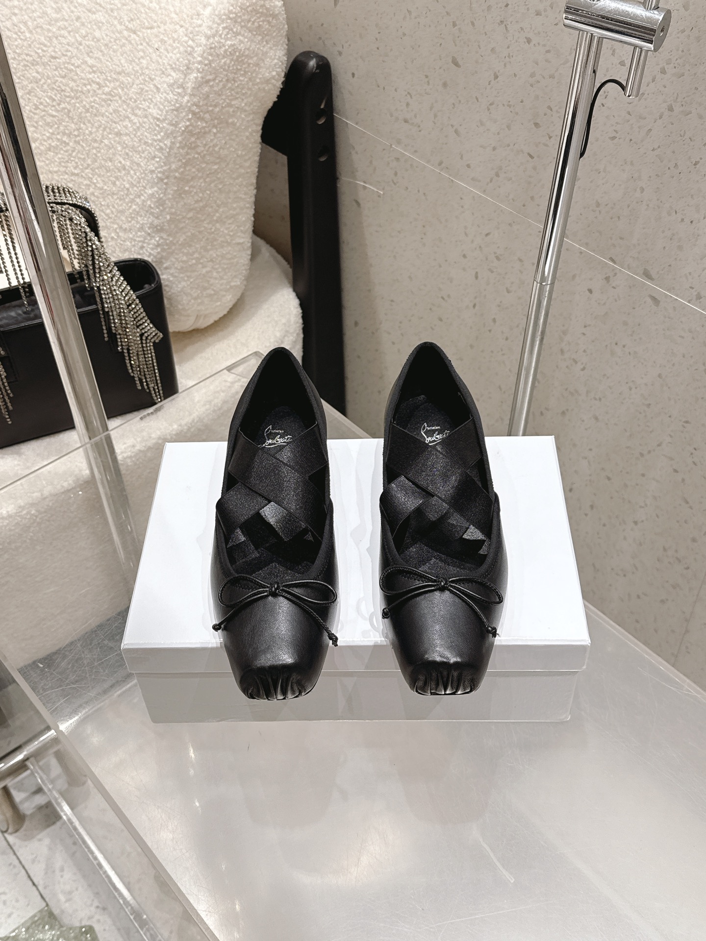 NO:706086,Purchasing agent silk diamond surface Cistian Louboutin 26s spring and summer new fashion catwalk ballet butterfly shoes, high heels, sandals, forever YYDS red sole shoes, new CL red sole shoes, nothing to say, just completely beautiful and crazy, fatal temptation, just tried it on my feet, very easy to wear, very stable, and very beautiful, super comfortable flat shoes, a must-have pair of feminine shoes, silk/sheepskin upper, sheepskin lining, high flat sole  10.5cm sole imported genuine leather outsole Size 35-41 (40 41 custom-made, non-refundable), ballet shoes, christian louboutin, sandals, flats, high heels, sheepskin, real silk, Leather soles19860909代购级真丝钻面 Cistian Louboutin 26s春夏新款时装走秀芭蕾蝴蝶单鞋 高跟鞋 凉鞋 永远的YYDS 红底鞋 新款CL红底鞋 没什么好说的 就是一整个美疯 致命的诱惑 刚刚上脚试了 非常好穿非常稳 也非常美 超舒适的平底鞋 女人味鞋子必须有一双 鞋面真丝/羊皮 内里羊皮 跟高平底 10.5cm 鞋底进口真皮大底 Size35-41（40 41订做不退换）,芭蕾舞鞋,christian louboutin,sandals,flats,high heels,sheepskin,real silk,Leather soles,Women's Shoes