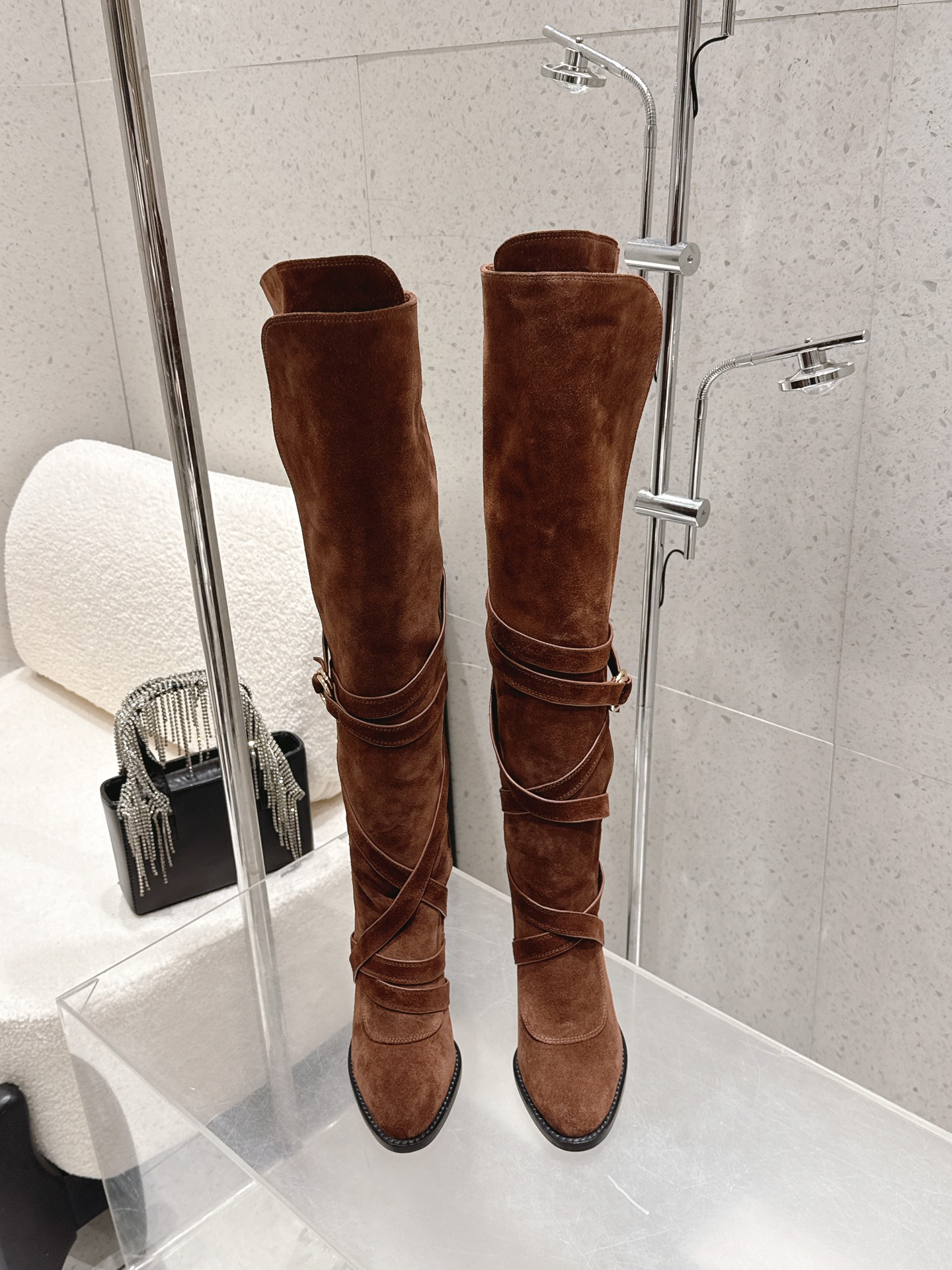 NO:706535,SAINT LAURENT YSL Autumn and Winter catwalk style high-heeled boots. Many star fashion bloggers have planted grass. Only YSL understands women's hearts best and does not accept refutation. Super invincible feminine artifact. Original molded stiletto heel with perfect details. Carefully carved body last ensures super comfortable foot feel. Customized imported cowhide/cow leather upper, imported cowhide lining. Outsole Italian leather outsole. Heel height 9cm.  Size35-40 (40 is custom-made and cannot be returned or exchanged), boots, saint laurent, saint laurent, saint laurent, boots, cowhide, Leather soles19860909SAINT LAURENT 圣罗兰 YSL 秋冬走秀款 高跟长靴  超多明星时尚博主种草 唯有YSL最懂女人心不接受反驳超级无敌女人味神器 原版开模细跟 细节完美对版 精雕细琢的型体楦型保证脚感超级舒服 鞋面定制进口牛皮/牛猄 内里进口牛皮里 大底意大利真皮大底 跟高9cm Size35-40（40 订做不退换）,靴子,saint laurent,saint laurent,saint laurent,boots,cowhide,Leather soles,Women's Shoes