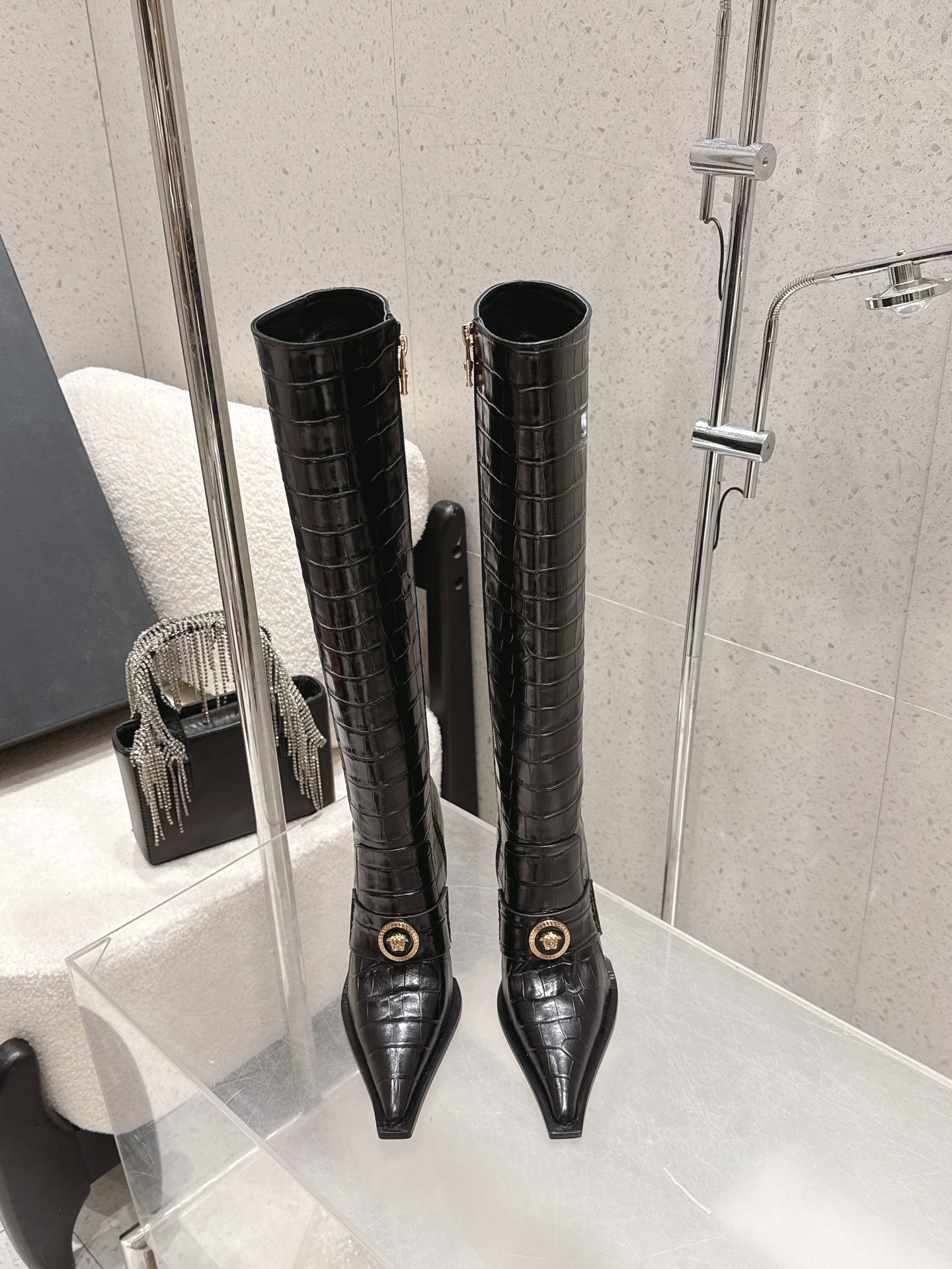 NO:706537,Versace's latest stiletto boots for autumn and winter. These knee boots are made of Versace Allover stone grain cowhide, decorated with leather, and equipped with pointed toes and stiletto heels!  Simple and capable style, iconic logo, bright colors and free outline!  Original custom-made stone grain cowhide for the upper, imported sheepskin for the lining, genuine leather outsole imported from Italy, heel height 10CM, Size 35-40 (40 customized, non-returnable), boots, versace, versace, boots, cowhide, sheepskin, Leather soles19860909Versace范思哲秋冬最新款细高跟长靴 此款膝靴由Versace Allover 石头纹牛皮 制成,搭配皮革装饰,配有尖头和细高跟！简约干练的版型,标识性logo 鲜艳的颜色和自由的轮廓！ 鞋面原版定制石头纹牛皮 内里垫脚进口羊皮 鞋底意大利进口真皮大底 跟高10CM Size35-40（40定制不退换）,靴子,versace,versace,boots,cowhide,sheepskin,Leather soles,Women's Shoes