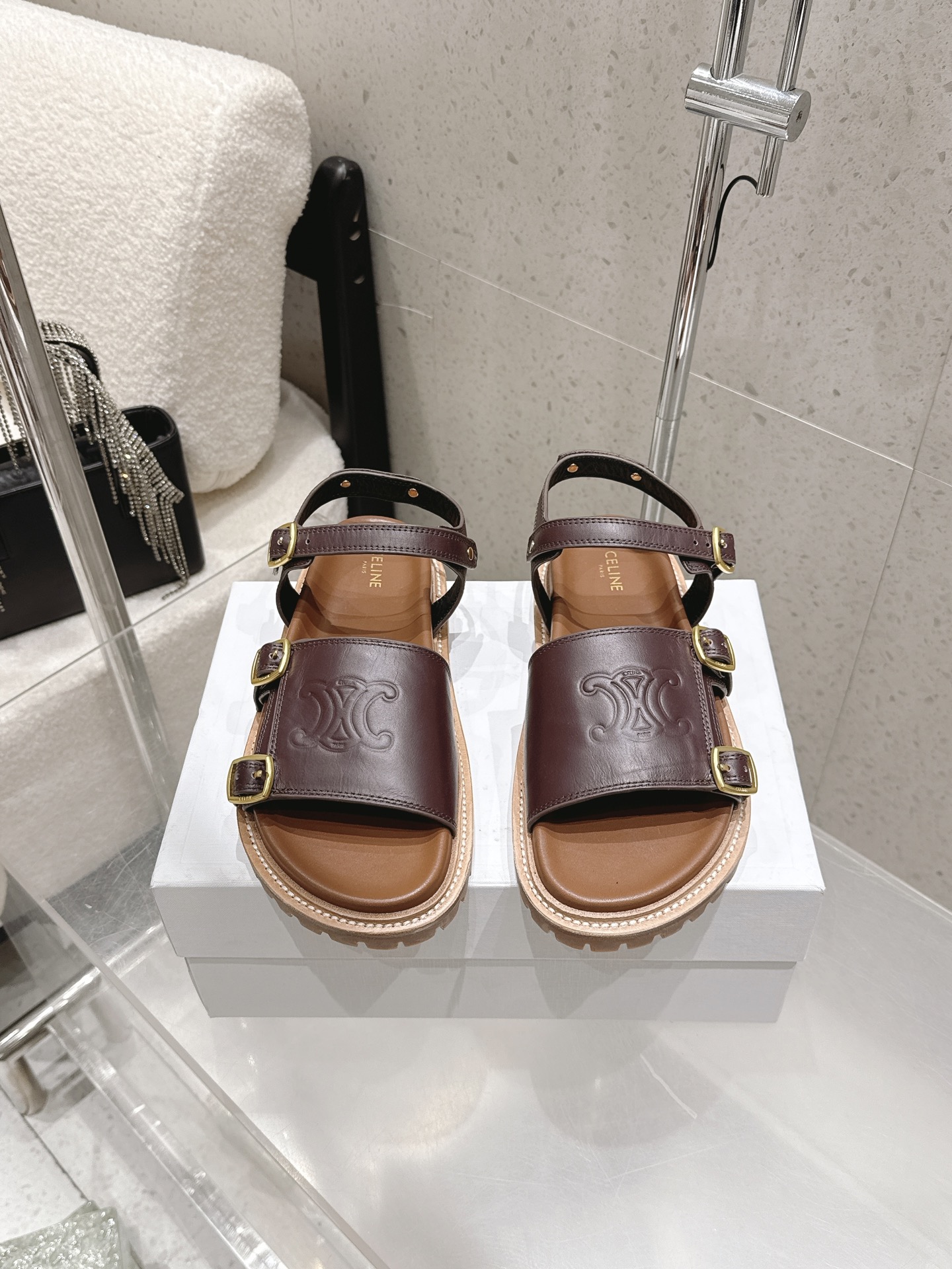 NO:706532,Purchasing agent Celine Celine new summer products Arc de Triomphe spring latest hot sandals summer matching socks are absolutely perfect. The retro point brings a full sense of fashion and appearance. The original purchase and development still has the highest output. Restore the original customized retro feel... Fabric Cowhide Lining Cowhide outsole Genuine leather edge Original molded anti-slip combination outsole Size 35-41 (40  41 Custom-made (non-refundable), sandals, celine, sandals, cowhide, socks19860909代购级 Celine 塞琳 夏季新品 凯旋门春最新爆款 凉鞋 夏天搭配袜子 简直绝绝子 复古的点上带上了满分时髦感颜值原版购入开发 依旧最高输出 还原原版定制复古感…… 面料 牛皮 内里 牛皮 大底 真皮沿边 原版开模防滑组合大底 Size35-41（40 41订做不退换）,凉鞋,celine,sandals,cowhide,socks,Women's Shoes