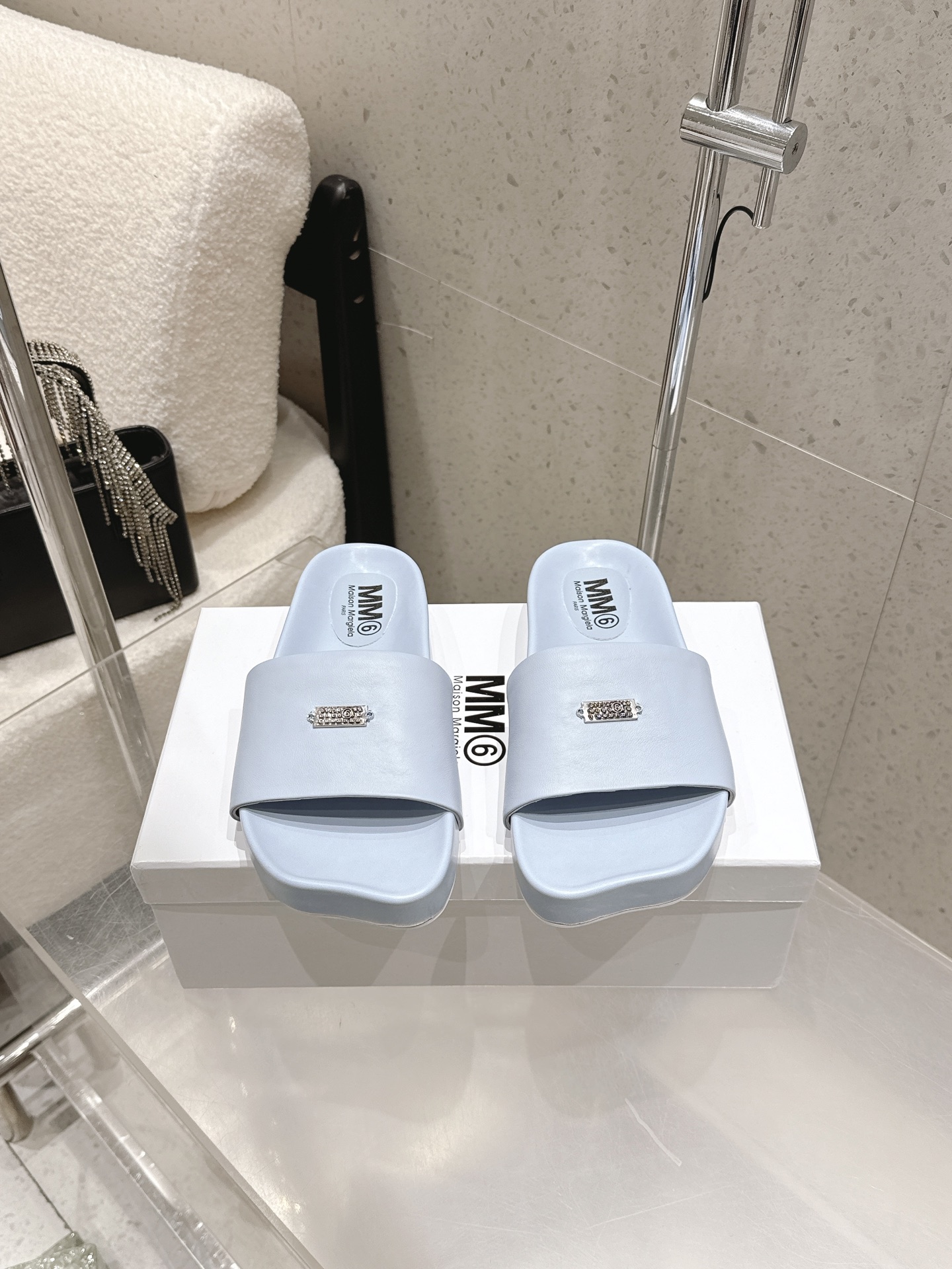 NO:706525,High version Maison Marginal MM6 Margiela 26 new summer flat beach slippers. Minimalist design style. Decorated with brand logo letter design. Full of simple and versatile summer style. Customized sheepskin upper. Sheepskin lining/foot. Open molded rubber outsole. Size: 35-39. 40 customized. Standard size. Comes with original packaging, slippers, masion margiela, masion margiela, slippers, sheepskin.19860909高版本 Maison Marginal MM6马吉拉26夏日新款平底沙滩拖鞋 极简的设计风格 饰有品牌logo字母设计 满满的夏日简约百搭风 定制级羊皮鞋面 羊皮内里/垫脚 开模橡胶大底 码数:35-39 40定做 标准码 配原版一致包装,拖鞋,masion margiela,masion margiela,slippers,sheepskin,Women's Shoes