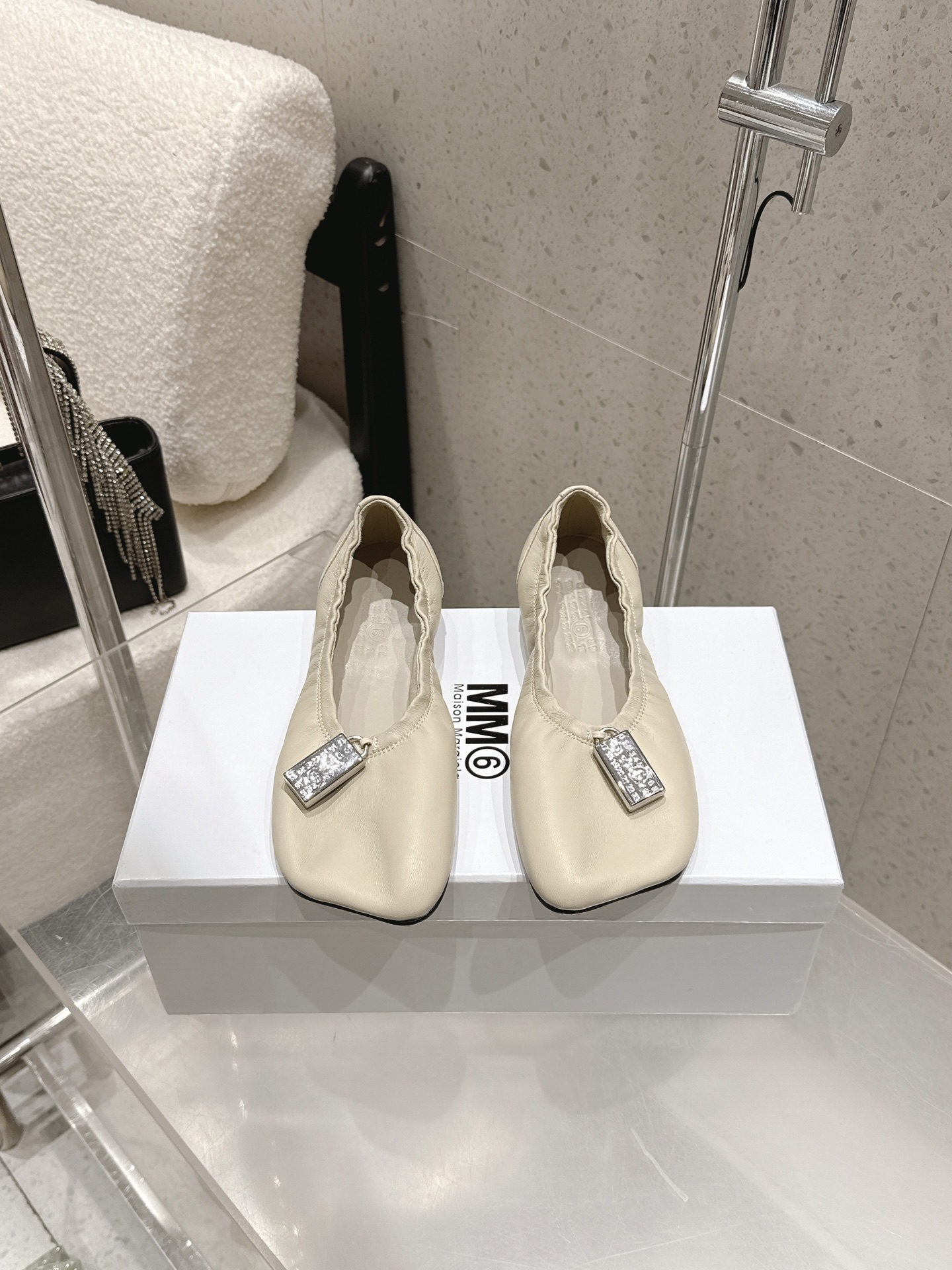 NO:706522,The high version of MM6 Maison Magical 2026ss spring and summer new product is the latest super slip-on slip-on ballet flat shoe. Needless to say, it will be very comfortable. The silhouette, unique materials and collage of contrasting materials are all MM6 Maison Magical. Features worth looking forward to. These ballet shoes are made of very textured imported sheepskin. The sheepskin lining/foot pad has an elegant square toe and an elastic band design at the shoe opening for easy putting on and taking off. Italian leather outsole  Absolutely perfect. Size: 35-39 (customized in 40). Comes with original packaging, single shoes, masion margiela, masion margiela, flats, sheepskin, Leather soles.19860909高版本 MM6马吉拉2026ss春夏新品最近超级的一脚蹬懒人鞋平底鞋芭蕾舞鞋 舒适度不用说 肯定会很舒服的 廓形 独具匠心的材料和对比材质的拼贴均是 MM6 Maison Magical,值得期待的特色 这款芭蕾舞鞋采用很有质感的进口羊皮,羊皮内里/垫脚方头的雅致和鞋口松紧带设计方便穿脱 意大利真皮大底 简直绝绝子了 码数:35-39（40定做） 配原版一致包装,单鞋,masion margiela,masion margiela,flats,sheepskin,Leather soles,Women's Shoes