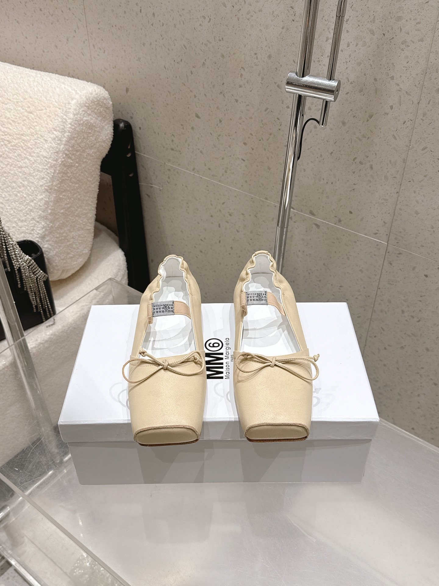 NO:706519,High version sandals single shoes MaisonMargiela｜MM6 Margiela square-toe bows sandals ballet slippers When avant-garde deconstruction meets summer laziness, these shoes inject unrestricted fashion philosophy into daily life The brand's iconic square-toe bow design breaks the sweet shackles of round toes with neat geometric lines The right toe width modifies the foot shape and brings an effortless modern coolness  It perfectly interprets the high-end aesthetics of 'anti-fashion'. Wear it without having to conform to the established style. It can be sweet or cool, commuting or vacationing. Interpret diverse charms in your steps and become an unforgettable fashion pioneer among the crowd. It makes summer elegance both experimental and smoky. The fabric is made of original burst cowhide. The lining is silk sheepskin. Italian imported genuine leather outsole. High heel. Flat bottom. 7cm size 35-39 (customized for 40), slippers, single shoes, masion.  margiela,masion margiela,slippers,cowhide,sheepskin,Leather soles19860909高版本 凉拖 单鞋 MaisonMargiela｜MM6马吉拉 方头蝴蝶结 凉拖 芭蕾舞鞋 当先锋解构主义邂逅夏日慵懒 这双鞋为日常注入不设限的时尚哲学 品牌标志性的方头蝴蝶结设计 以利落几何线条打破圆头的甜腻桎梏 恰到好处的鞋头宽度修饰脚型 自带毫不费力的现代酷感 完美诠释“反时尚”的高阶美学. 穿上它 不必迎合既定风格 可甜可酷、可通勤可度假 在步履间诠释多元魅力 成为人群中过目难忘的时尚先锋 让夏日优雅既有实验性 又不失烟火气. 面料采用原版爆裂牛皮 内里踮脚均为丝绸羊皮 意大利进口真皮大底 跟高 平底 7cm size35-39（40定制）,拖鞋单鞋,masion margiela,masion margiela,slippers,cowhide,sheepskin,Leather soles,Women's Shoes