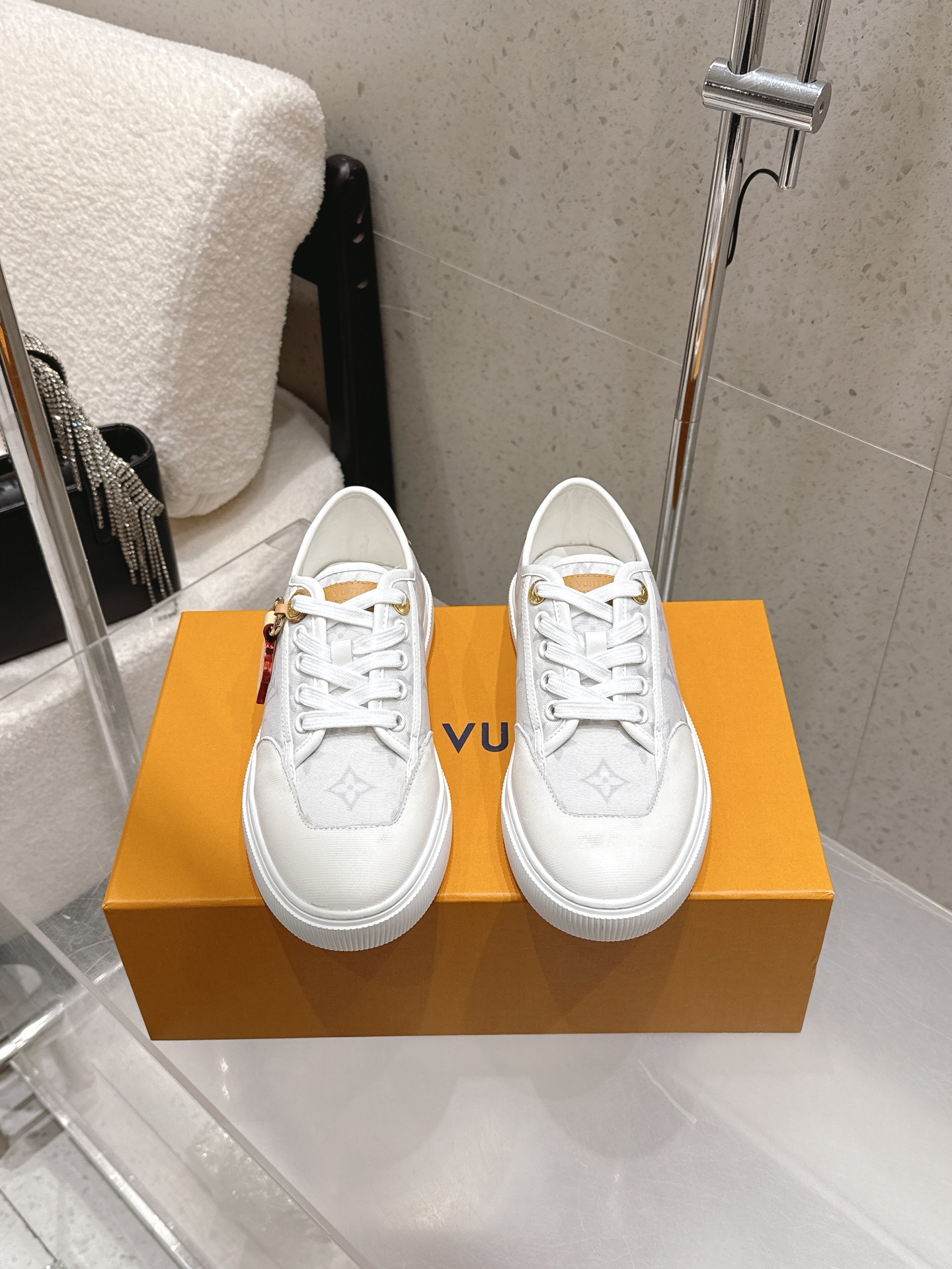NO:706518,High version Louis vuitton 26 spring and summer new LV sports casual shoes, white shoes, sneakers, imported cowhide/cotton upper, sheepskin lining, original molded custom rubber outsole, size 35-39 (40.41 custom-made, non-returnable), casual shoes/sports shoes, louis vuitton, louis vuitton, sneakers, cowhide, sheepskin19860909高版本 Louis vuitton 26春夏新款 LV运动休闲鞋 小白鞋 板鞋 鞋面进口牛皮/棉布 内里垫脚羊皮 鞋底原版开模定制橡胶大底 码数35-39（40.41定做不退换）,休闲鞋/运动鞋,louis vuitton,louis vuitton,sneakers,cowhide,sheepskin,Women's Shoes