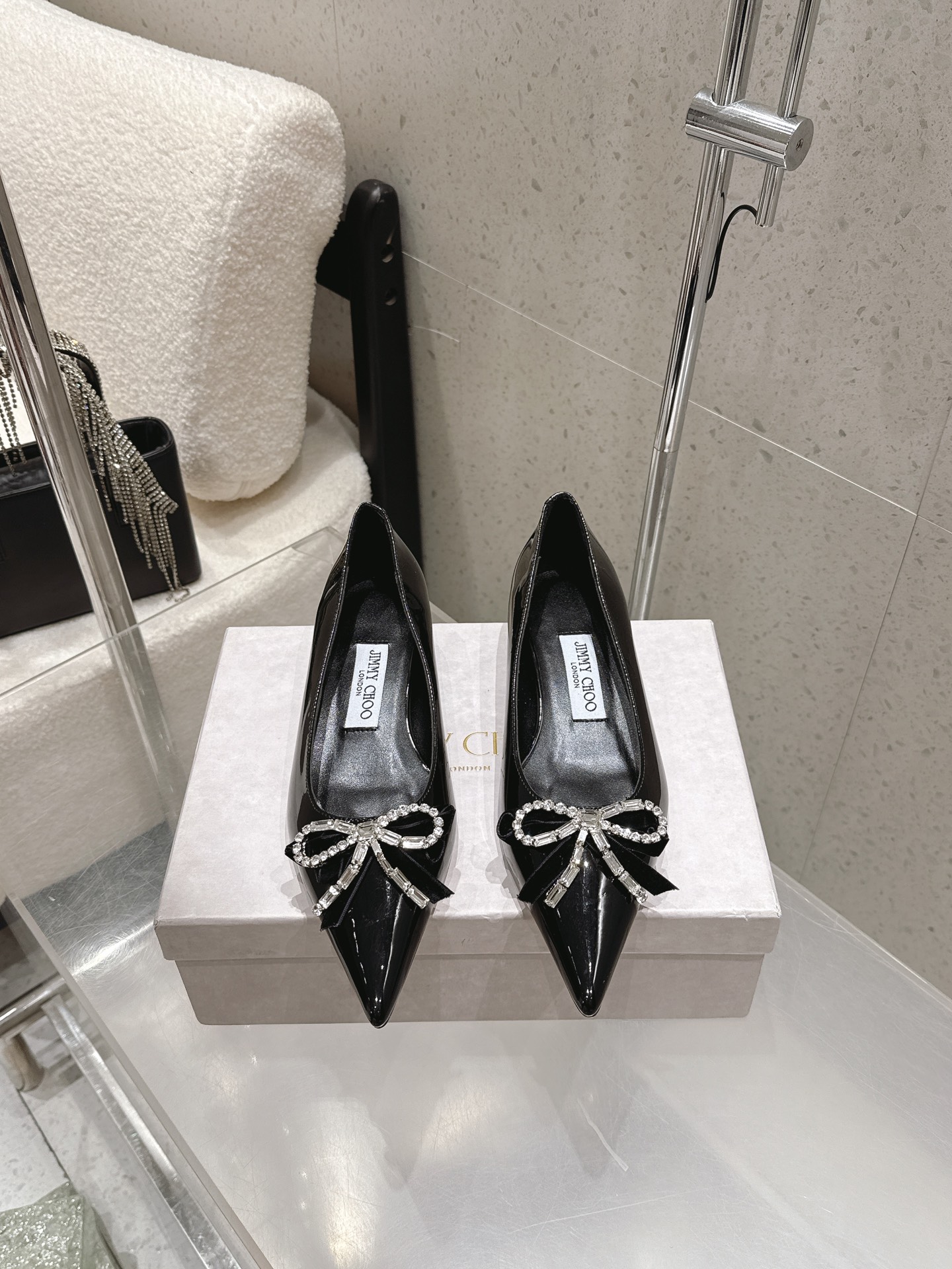 NO:706924,# Top Version Jimmy Choo jc 26/ Spring and Summer Latest Auria Pointed Crystal Bow Decorated High-heeled Shoes Single Shoes Jimmy Choo Auria high-heeled shoes, burgundy glossy cowhide + crystal bow, elegant and aura; curved stiletto heels, elongating the legs and super fast, not tired for a long time. Burgundy is low-key and high-end, can be easily worn at weddings and dinners, and looks great with dresses or simple suits. Italian craftsmanship, perfect details, quality control is a must!  Fabric: Customized cowhide/hot diamond/crystal diamond decoration Lining: Comfortable sheepskin Sole: Italian genuine leather outsole Heel height: 3cm 9cm Size: #35-40 (customized for 40), high heels, jimmy choo, jimmy choo, high heels, business suit, cowhide, sheepskin, Leather soles19860909#顶级版本 Jimmy Choo吉米周 jc 26/ 春夏最新 Auria 尖头水晶蝴蝶结饰 高跟鞋 单鞋 Jimmy Choo Auria 高跟鞋,酒红亮面牛皮+水晶蝴某结,优雅又有气场；弧形细跟,拉长腿型还超急,长时间穿也不累.酒红色低调高级,婚礼、晚宴都能轻松驾驭,搭配礼服或简约西装都很出彩委.意大利工艺,细节满分,品质控必入！ 面料: 定制牛皮/烫钻/水晶钻饰 内里: 舒适羊皮 鞋底: 意大利真皮大底 跟高: 3cm 9cm Size: #35-40（40订做）,高跟鞋单鞋,jimmy choo,jimmy choo,high heels,business suit,cowhide,sheepskin,Leather soles,Women's Shoes