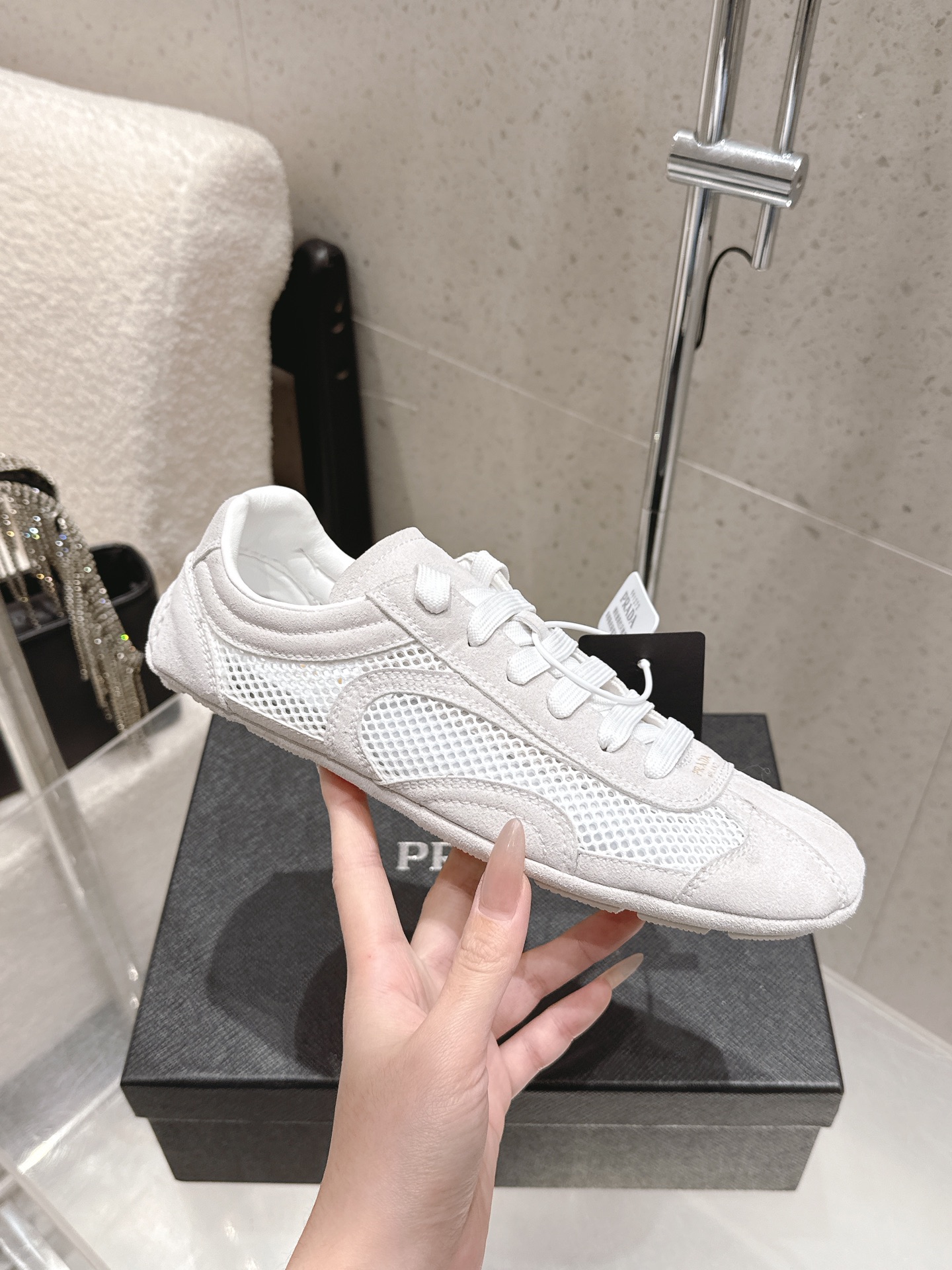 NO:744696,Purchasing version Prada Prada P's new style moral training shoes, casual shoes, ballet shoes, lazy shoes (39) outsole molded TPU outsole, cow suede upper, cotton, mesh, denim, textured, sheepskin wrapped inside, soft and waxy. The insole is thickened with lambskin, which is extremely comfortable to step on, has a sense of support, and feels well wrapped.  The shoe shape is full of wrapping, light, easy to wear and practical. It is a casual shoe that makes you look taller, slimmer and longer!   Upper cowhide/cow suede/cotton/mesh/denim lining sheepskin outsole original molded TPU non-slip outsole code number 35/41 (40.41 customized, non-returnable and non-exchangeable),, prada, prada, cowhide, sheepskin19860909代购版本 Prada 普拉达 P家 新款 德训鞋 休闲鞋 芭蕾舞鞋 懒人鞋（39） 大底开模TPU大底 鞋面牛反绒 棉布 网布 牛仔布 有肌理感,内里羊皮包裹,软软糯糯的.鞋垫加厚小羊皮,踩上去无比舒适,有支撑感,又包裹得很好的感觉 鞋型包裹感十足,轻便好穿实用的一款休闲鞋,显高显瘦显大长腿！  鞋面牛皮/牛反绒/棉布/网布/牛仔布 内里羊皮 大底原版开模TPU防滑大底 码数35/41（40.41定做不退不换）,,prada,prada,cowhide,sheepskin,Men's shoes