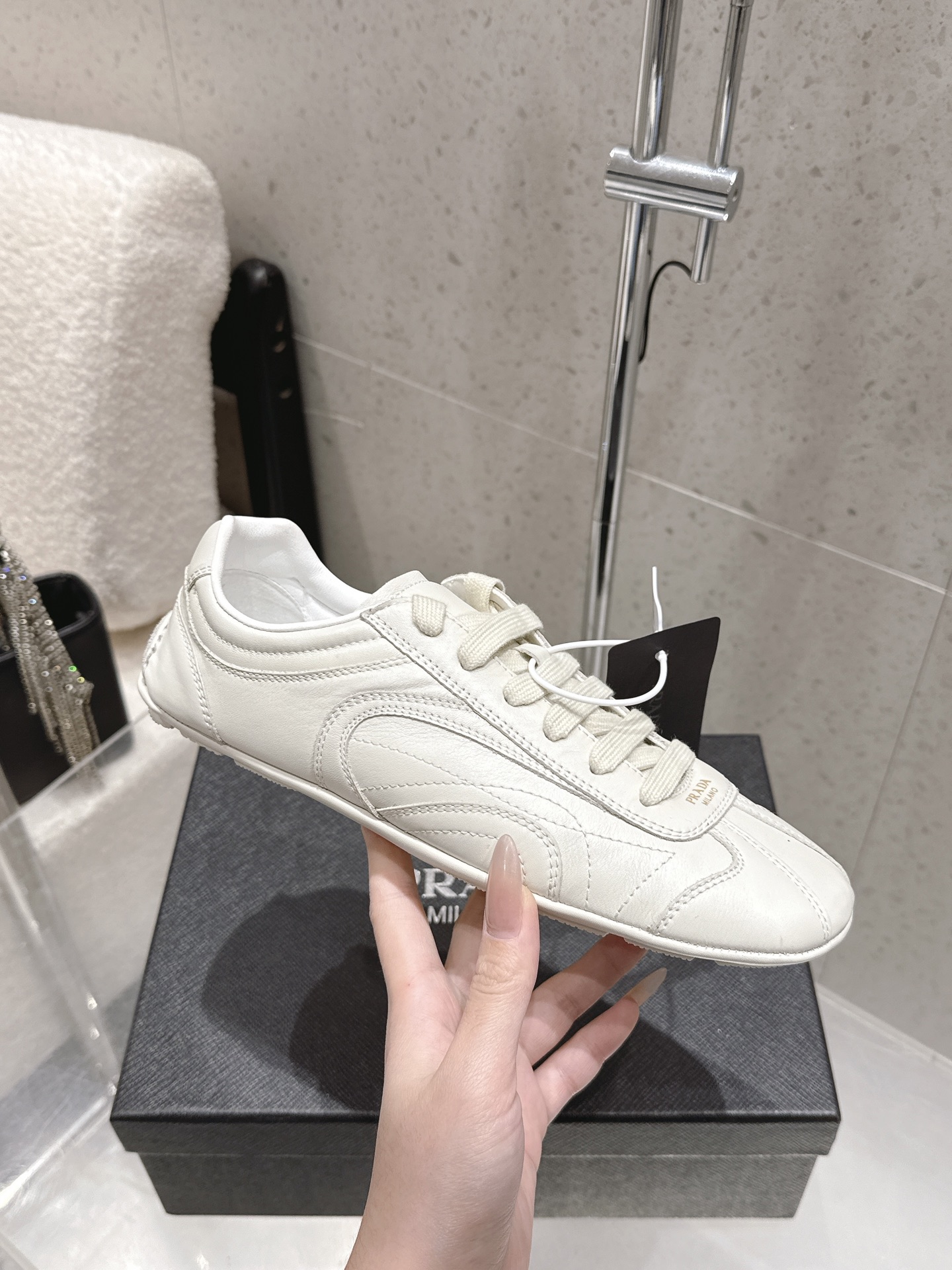 NO:744711,Purchasing version: cowhide surface Prada Prada P home new model Dexun shoes casual shoes ballet shoes lazy shoes outsole molded TPU outsole cow suede upper cotton mesh denim with texture, inner sheepskin wrapped, soft and waxy. The insole is thickened lambskin, which is extremely comfortable to step on, has a sense of support, and feels well wrapped  The shoe shape is full of wrapping, light, easy to wear and practical. It is a casual shoe that makes you look taller, slimmer and longer!  (39) Upper cowhide/cow suede/cotton/mesh/denim, lining sheepskin, outsole original molded TPU non-slip outsole, size 35/41 (40.41 custom made, non-returnable, non-exchangeable),, prada, prada, cowhide, sheepskin19860909代购版本 牛皮面 Prada 普拉达 P家 新款 德训鞋 休闲鞋 芭蕾舞鞋 懒人鞋 大底开模TPU大底 鞋面牛反绒 棉布 网布 牛仔布 有肌理感,内里羊皮包裹,软软糯糯的.鞋垫加厚小羊皮,踩上去无比舒适,有支撑感,又包裹得很好的感觉 鞋型包裹感十足,轻便好穿实用的一款休闲鞋,显高显瘦显大长腿！（39）  鞋面牛皮/牛反绒/棉布/网布/牛仔布 内里羊皮 大底原版开模TPU防滑大底 码数35/41（40.41定做不退不换）,,prada,prada,cowhide,sheepskin,Men's shoes