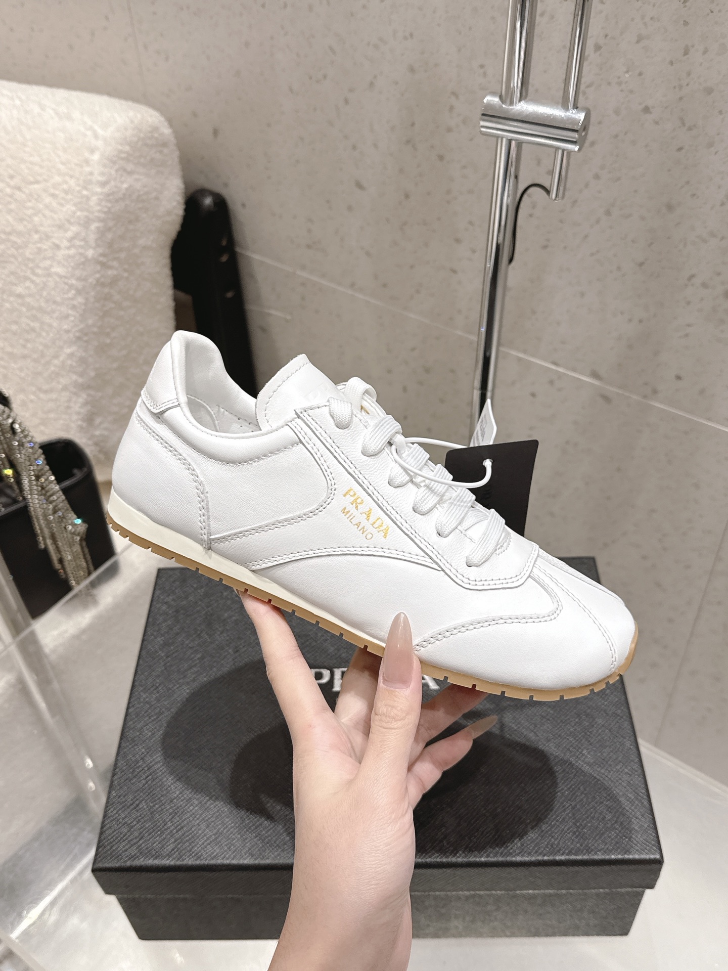 NO:744718,Purchasing version: cowhide surface Prada Prada P home new model De training shoes casual shoes ballet shoes lazy shoes sports shoes outsole molded TPU outsole upper cow suede cotton mesh denim has texture, inner sheepskin wrapped, soft and waxy. The insole is thickened lambskin, which is extremely comfortable to step on, has a sense of support, and feels well wrapped  The shoe shape is full of wrapping, light, easy to wear and practical. It is a casual shoe that makes you look taller, slimmer and longer!  (39) Upper cowhide/cow suede/cotton/mesh/denim, lining sheepskin, outsole original molded TPU non-slip outsole, code number 35/41 (40.41 customized, non-refundable, non-exchangeable),, prada, prada, sneakers, cowhide, sheepskin19860909代购版本 牛皮面 Prada 普拉达 P家 新款 德训鞋 休闲鞋 芭蕾舞鞋 懒人鞋 运动鞋 大底开模TPU大底 鞋面牛反绒 棉布 网布 牛仔布 有肌理感,内里羊皮包裹,软软糯糯的.鞋垫加厚小羊皮,踩上去无比舒适,有支撑感,又包裹得很好的感觉 鞋型包裹感十足,轻便好穿实用的一款休闲鞋,显高显瘦显大长腿！（39）  鞋面牛皮/牛反绒/棉布/网布/牛仔布 内里羊皮 大底原版开模TPU防滑大底 码数35/41（40.41定做不退不换）,,prada,prada,sneakers,cowhide,sheepskin,Men's shoes