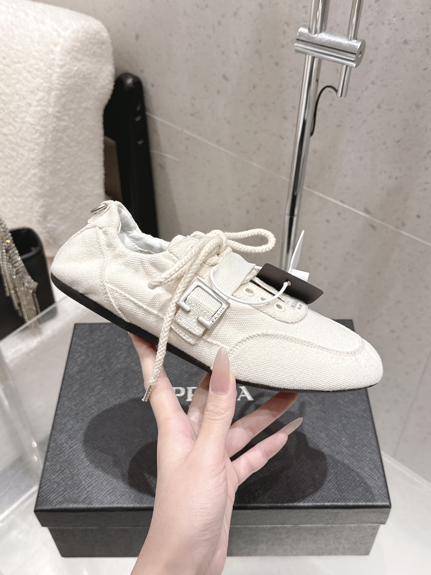 NO:744738,Purchasing version Prada Prada P Home new style moral training shoes casual shoes ballet slippers lazy shoes sports shoes outsole molded TPU outsole cow suede upper cotton mesh denim with texture, inner sheepskin wrapped, soft and waxy. The insole is thickened lambskin, which is extremely comfortable to step on, has a sense of support, and feels well wrapped  The shoe shape is full of wrapping, light, easy to wear and practical. It is a casual shoe that makes you look taller, slimmer and longer!  (39) Upper cowhide/cow suede/cotton/mesh/denim, lining sheepskin, outsole original molded TPU non-slip outsole, code number 35/41 (40.41 customized, non-refundable, non-exchangeable),, prada, prada, sneakers, cowhide, sheepskin19860909代购版本 Prada 普拉达 P家 新款 德训鞋 休闲鞋 芭蕾舞鞋 懒人鞋 运动鞋 大底开模TPU大底 鞋面牛反绒 棉布 网布 牛仔布 有肌理感,内里羊皮包裹,软软糯糯的.鞋垫加厚小羊皮,踩上去无比舒适,有支撑感,又包裹得很好的感觉 鞋型包裹感十足,轻便好穿实用的一款休闲鞋,显高显瘦显大长腿！（39）  鞋面牛皮/牛反绒/棉布/网布/牛仔布 内里羊皮 大底原版开模TPU防滑大底 码数35/41（40.41定做不退不换）,,prada,prada,sneakers,cowhide,sheepskin,Men's shoes