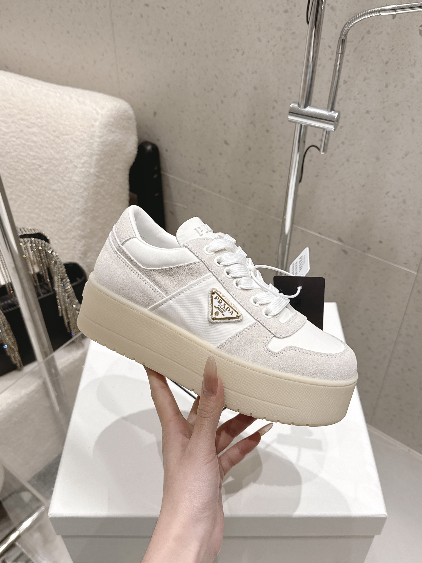 NO:744726,Top version Prada Prada P home new thick sole platform shoes triangle logo casual shoes sports shoes white shoes (39) Fabric: Cow suede/ski cloth Lining: Lambskin lining foot sole: Customized two-color infused TPU non-slip outsole Bottom thickness: 4.5CM Size: Women's 35-41 (40  41 Customized (non-refundable and non-exchangeable), prada, prada, sneakers, sheepskin19860909顶级版 Prada普拉达 P家 新款 厚底 松糕鞋 三角标 休闲鞋 运动鞋 小白鞋（39） 面料: 牛反绒/滑雪服布 内里: 小羊皮内里垫脚 大底: 定制双色灌注TPU防滑大底 底厚: 4.5CM Size: 女款35-41（40 41定做不退不换）,,prada,prada,sneakers,sheepskin,Men's shoes