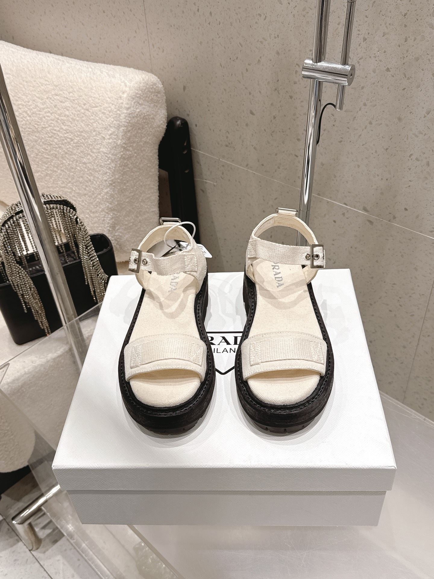 NO:744732,Top version Prada Prada P home new thick sole retro washed canvas one-word cross sandals (39) Fabric: washed canvas Inner: washed canvas Outsole: Customized non-slip rubber sole Size: Women's 35-41 (40 41 custom-made, non-refundable and non-exchangeable),, prada, prada, sandals19860909顶级版 Prada普拉达 P家 新款 厚底 复古 水洗帆布 一字 交叉 凉鞋（39） 面料: 水洗帆布 内里: 水洗帆布 大底: 定制防滑橡胶底 Size: 女款35-41（40 41定做不退不换）,,prada,prada,sandals,Men's shoes