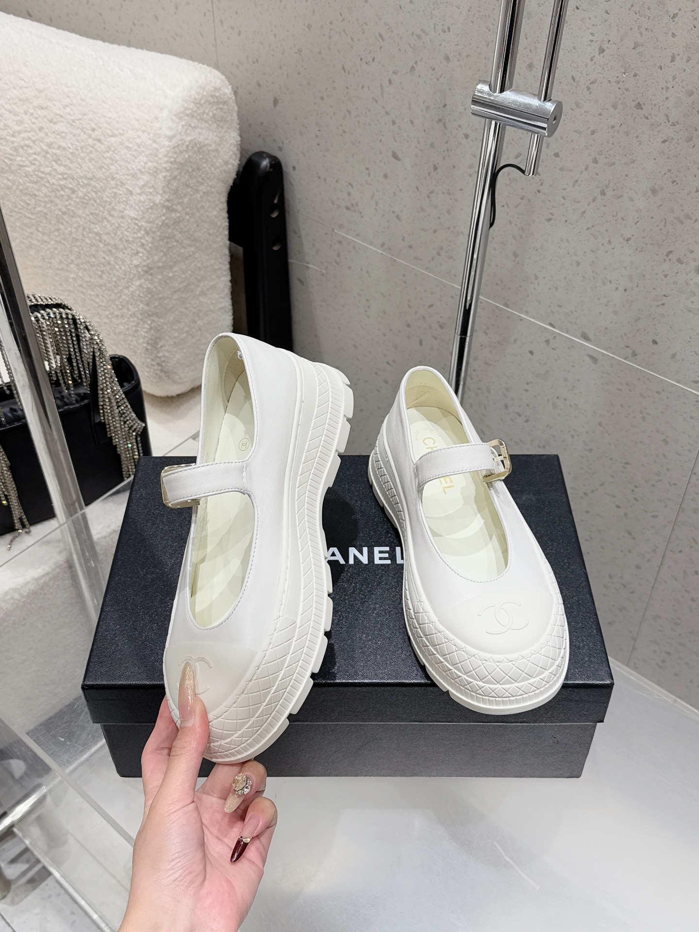 Женские туфли белого цвета с декоративным ремешком и узорчатой подошвой Chanel