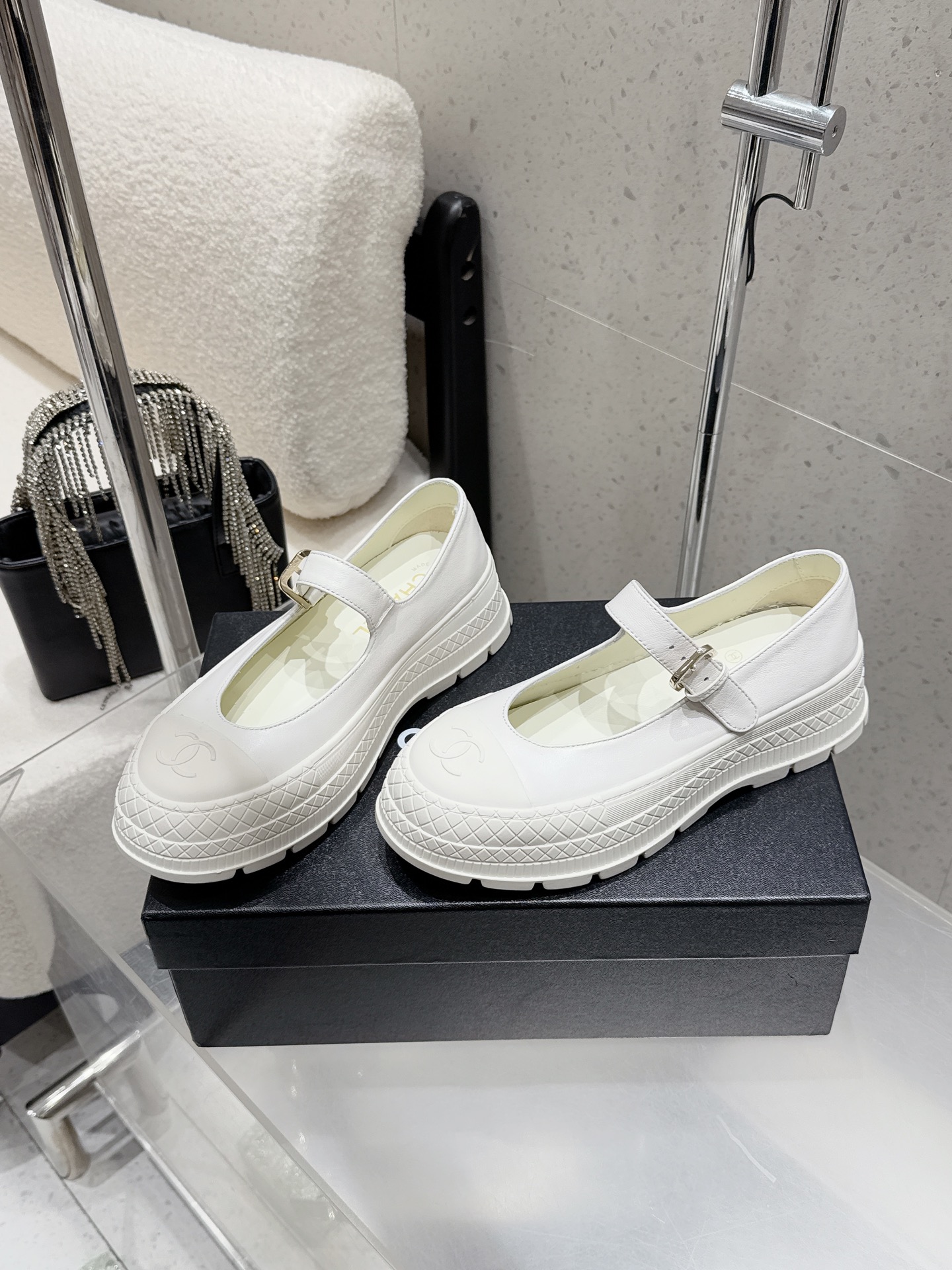 Женские туфли белого цвета с декоративным ремешком и узорчатой подошвой Chanel