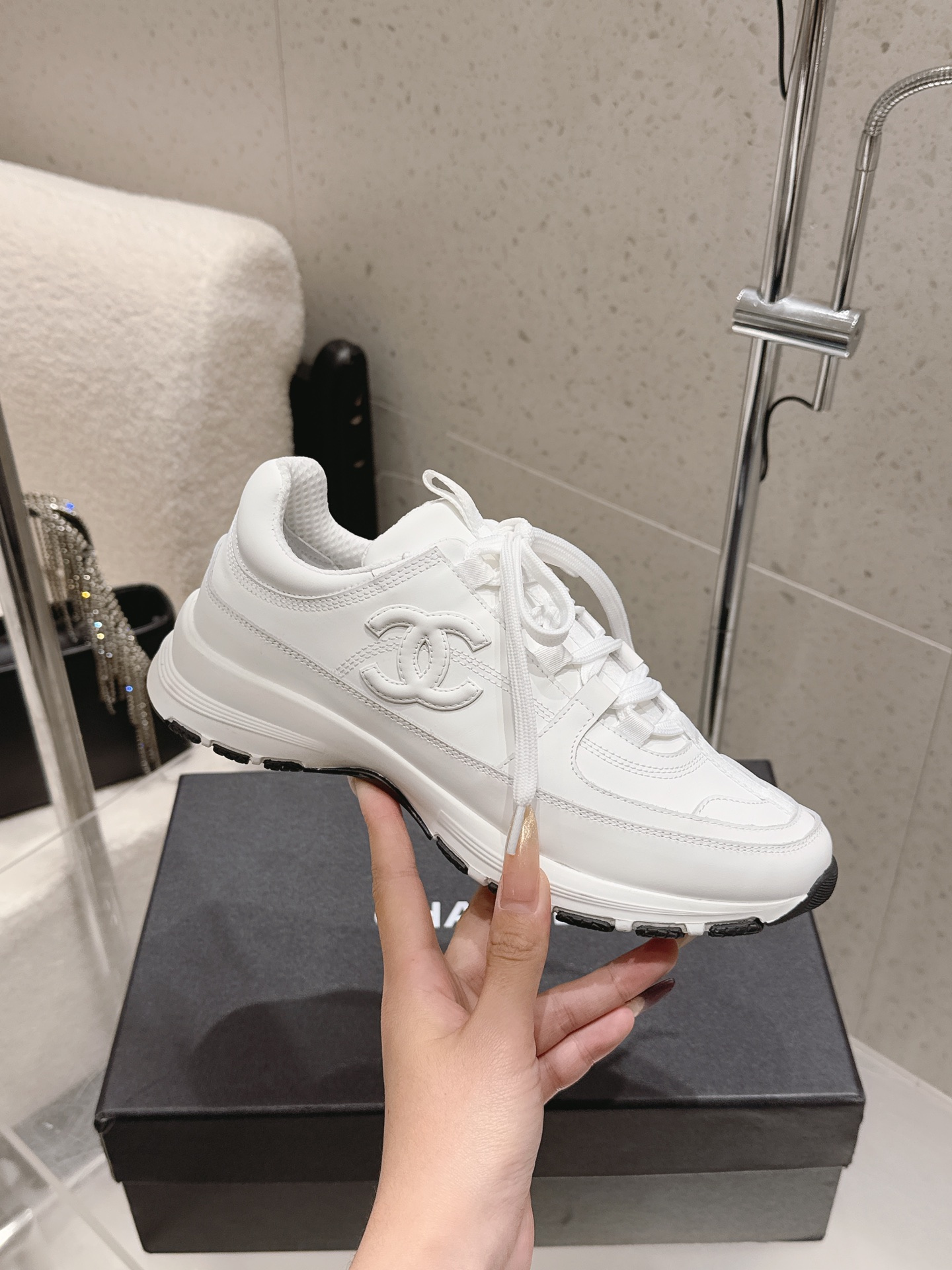 Женские кроссовки Chanel белые