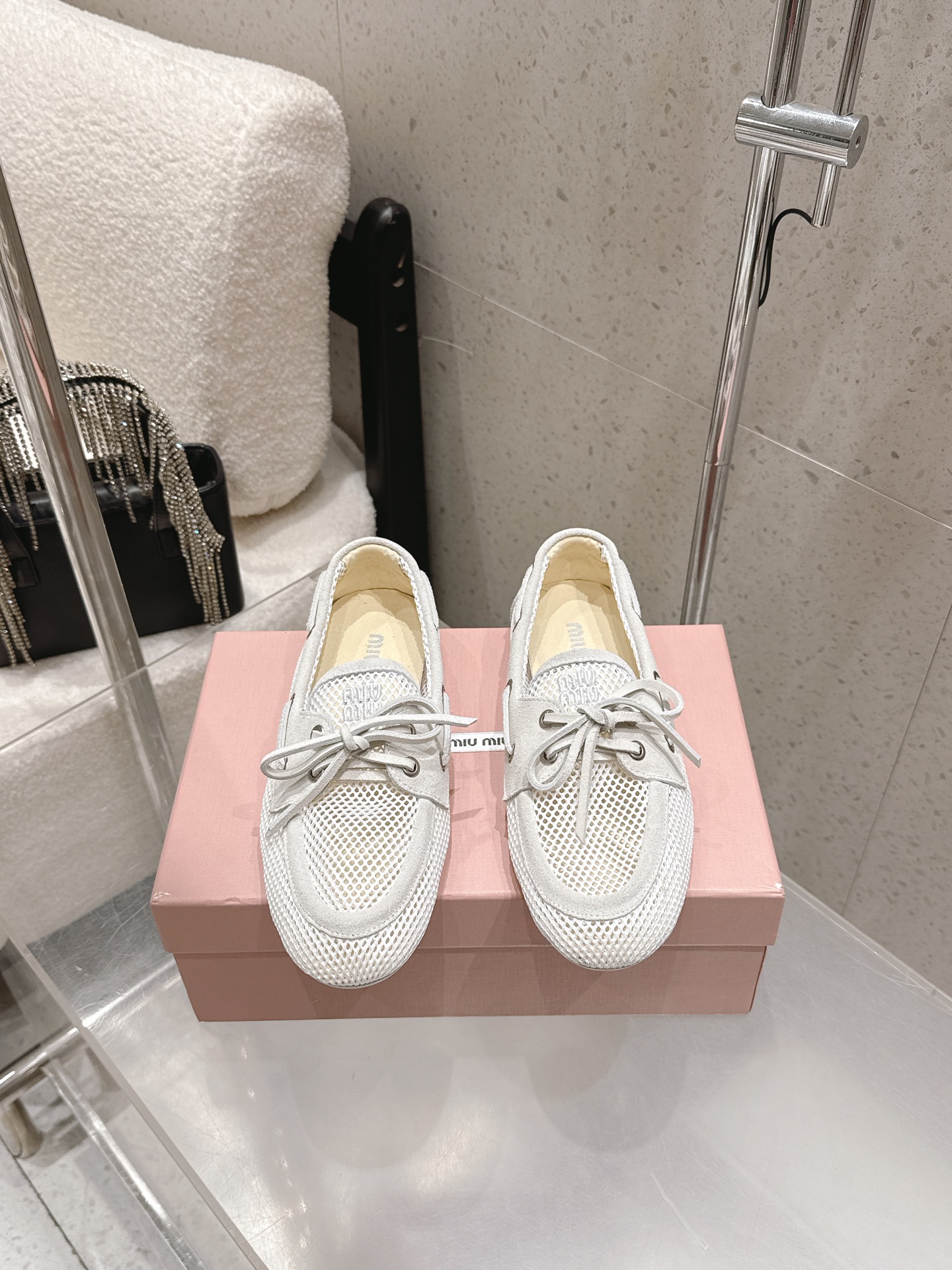 NO:788000,MIUMIU's new spring and summer lace-up mesh loafers are now hot, a must-have item for spring and summer wear. The breathable mesh upper is paired with a simple lace-up bow design, which makes the whole pair of shoes lively in an instant. Lazy one-step design, convenient and quick to go out with casual concave shape. Cow suede mesh upper, sheepskin lining, non-slip and wear-resistant rubber outsole.  size35-40 (40 is custom-made and cannot be returned or exchanged), loafers, miumiu, loafers, sheepskin19860909MIUMIU缪缪 春夏新款系带网面乐福鞋单鞋豆豆鞋 火爆来袭,春夏穿搭必备单品鞋面透气网面搭配简约系带蝴蝶结设计,一瞬间整双鞋灵动了起来 懒人一脚蹬设计,出门方便快捷随意凹造型 鞋面牛反绒网面 内里羊皮 垫脚防滑耐磨橡胶大底 size35-40（40定做不退换）,乐福鞋,miumiu,loafers,sheepskin,Women's Shoes