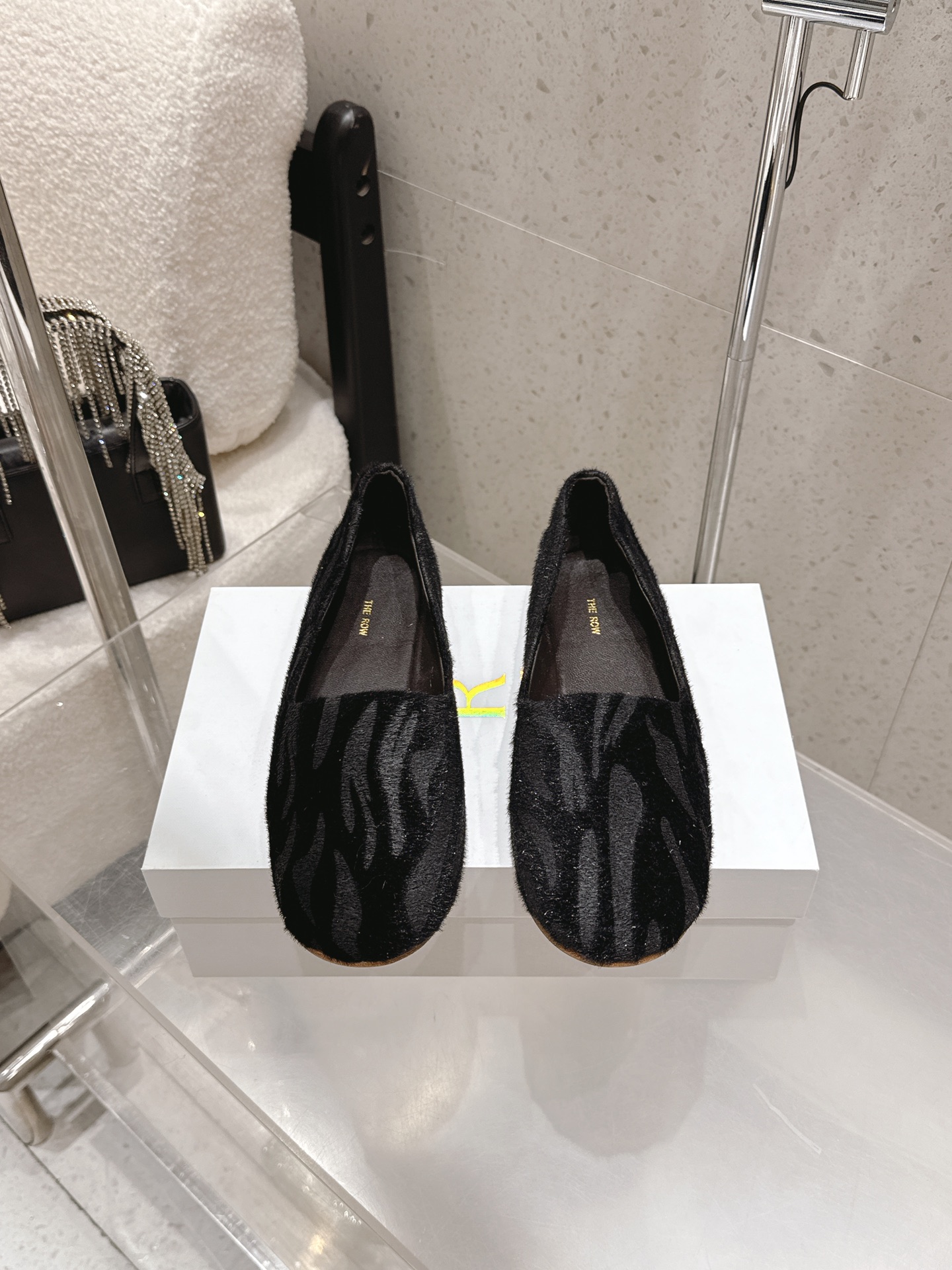 NO:787998,THEROW TR spring and summer new flat shoes granny shoes. It is said that these are the most beautiful ballet granny shoes this year. They have French elegance online, high-end and fashionable, salty or sweet, literary and elegant!  A single item that can be worn in all seasons, minimalist bow design, easy to wear and good-looking, a global classic by Feng Mo. The soft and delicate sheepskin fabric makes this ballet immediately unique and very textured. The upper is made of imported velvet, the lining is soft sheepskin, and the original leather outsole is imported from Italy. Size: 35-40 (customized for 40, non-returnable), loafers, loafers, sheepskin, Leather soles19860909THEROW TR春夏新款平底单鞋 奶奶鞋 据说这是本年度最美丽的芭蕾舞 奶奶鞋,法式优雅气质在线、高级又时髦,可盐可甜,文艺又气质！ 四季可穿的单品,极简蝴蝶结设计,好穿又好看,风魔全球经典著作,柔软细腻羊皮面料让这款芭蕾舞 立马变得与众不同,非常的有质感. 鞋面采用进口丝绒 内里垫脚柔软羊皮 意大利进口原色真皮大底 码数:35-40(40定做不退换）,乐福鞋,loafers,sheepskin,Leather soles,Women's Shoes