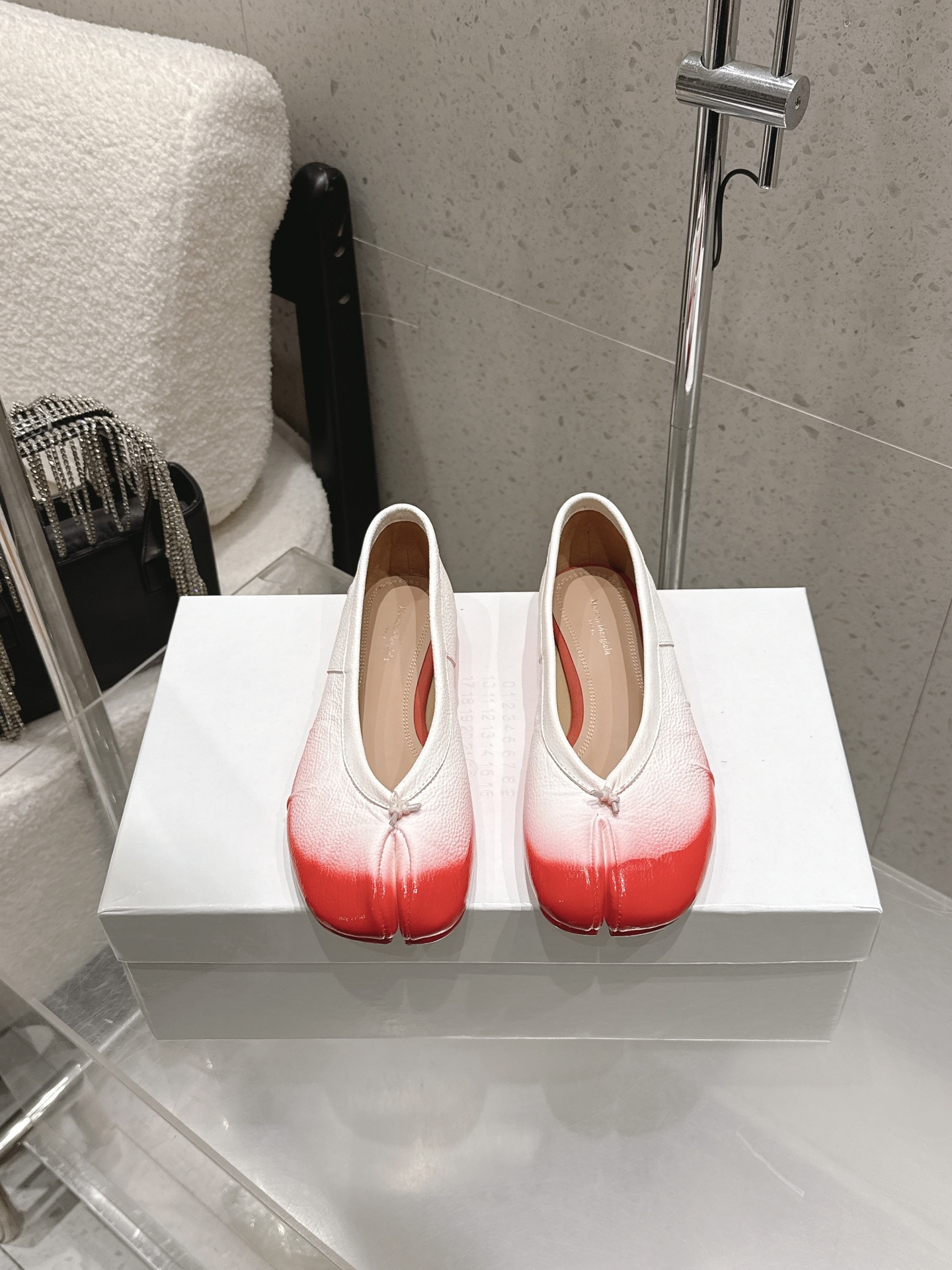 NO:787990,Maison Margiela MM6's Tabi split-toe ballet shoes are its iconic item, combining design and comfort, and are a highly sought-after 'niche hit' in the fashion circle. The bright red lacquer craftsmanship has an eye-catching color and strong gloss. It is paired with a classic shallow ballet shoe shape, which is in line with the high-recognition colors such as 'Original Red' and 'Facai Red' launched by the brand in recent years. The upper feet are not bound by conventions, and you can be yourself as you like ~ the feet are super soft and comfortable  Upper imported cow nubuck, lining sheepskin, outsole original Italian double-layer leather sole Size35-42 (customized for 40, 41, 42), split-toe shoes, masion margiela, masion margiela, sheepskin19860909Maison Margiela 马吉拉 MM6 的 Tabi 分趾芭蕾舞单鞋,属于其标志性单品,兼具设计感与舒适度,是时尚圈备受追捧的“小众爆款”. 鲜红色淋漆工艺,色泽抢眼、光泽感强,搭配经典浅口芭蕾舞鞋型,符合品牌近年来推出的“本命红”和“发财红”等高辨识度配色. 上脚不被常规所拘束,随心所欲做自己～上脚超级柔软舒适 鞋面进口牛磨砂 内里羊皮里 大底原版意大利双层真皮底 Size35-42（40、41、42定做）,分趾鞋,masion margiela,masion margiela,sheepskin,Women's Shoes