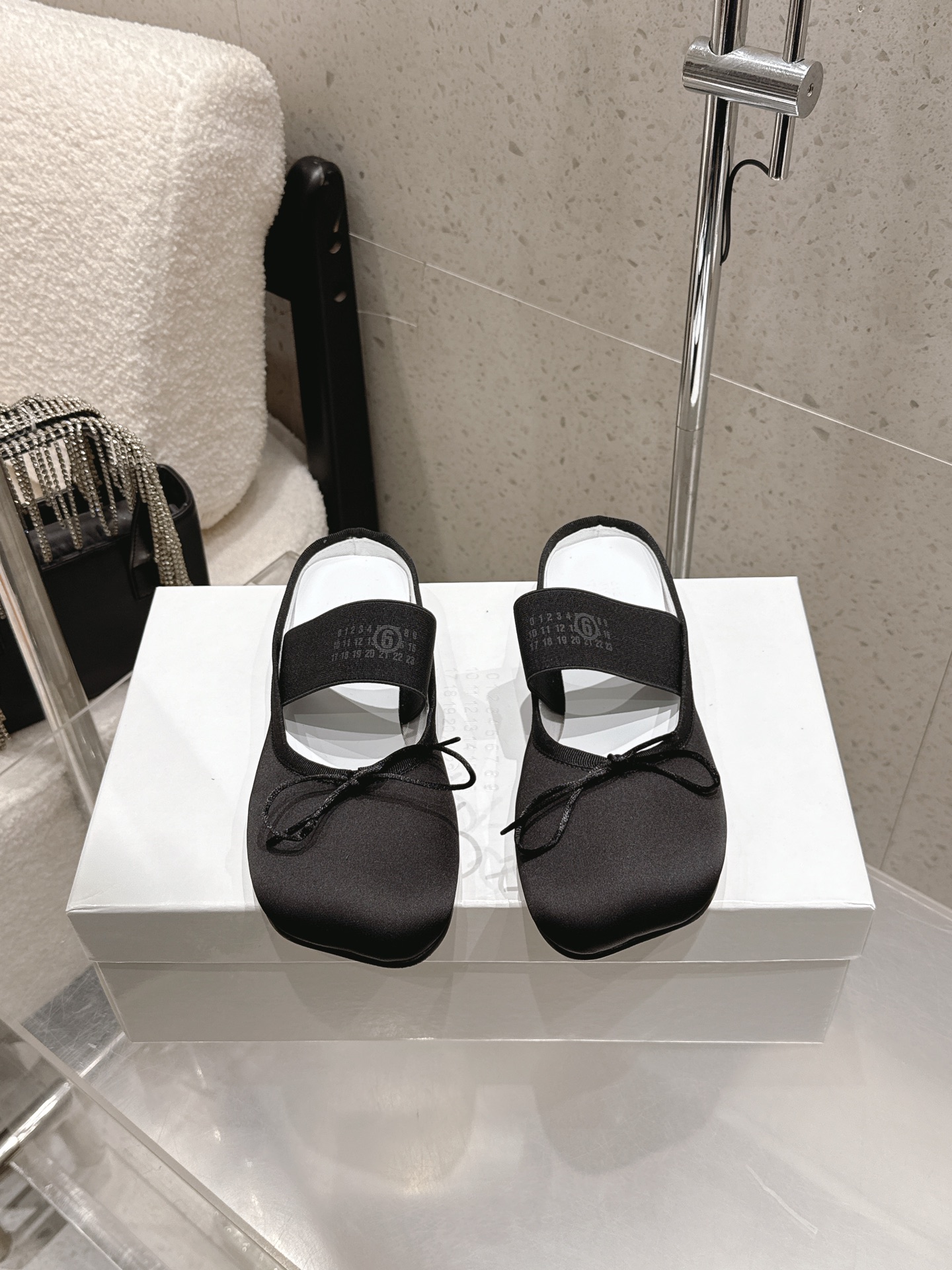 NO:787988,Maison MarginalaMM6 new ballet slippers and half slippers for early spring. Designer Margiela is so talented. They use satin design elements to create shoes. The single shoes are smart and exquisite. Half slippers match short skirts. Sexy personality. Fabric is silk. Lining is embroidered. Original molded heels. Italian imported genuine leather outsole. Heel: 1cm. Size: 35-40 (40 41 custom-made, non-returnable and non-exchangeable), half drag, masion margiela, masion  margiela,skirts,real silk,silk fabric,Leather soles19860909Maison MarginalaMM6 初春新品头芭蕾舞鞋半拖 马吉拉设计师太有才了 采用绸缎设计元素打造鞋品 单鞋干练精致 半拖搭配短裙 性感个性 面料真丝 内里布里 原版开模鞋跟 意大利进口真皮大底 鞋跟: 1cm 码数:35-40（40 41订做不退不换）,半拖,masion margiela,masion margiela,skirts,real silk,silk fabric,Leather soles,Women's Shoes