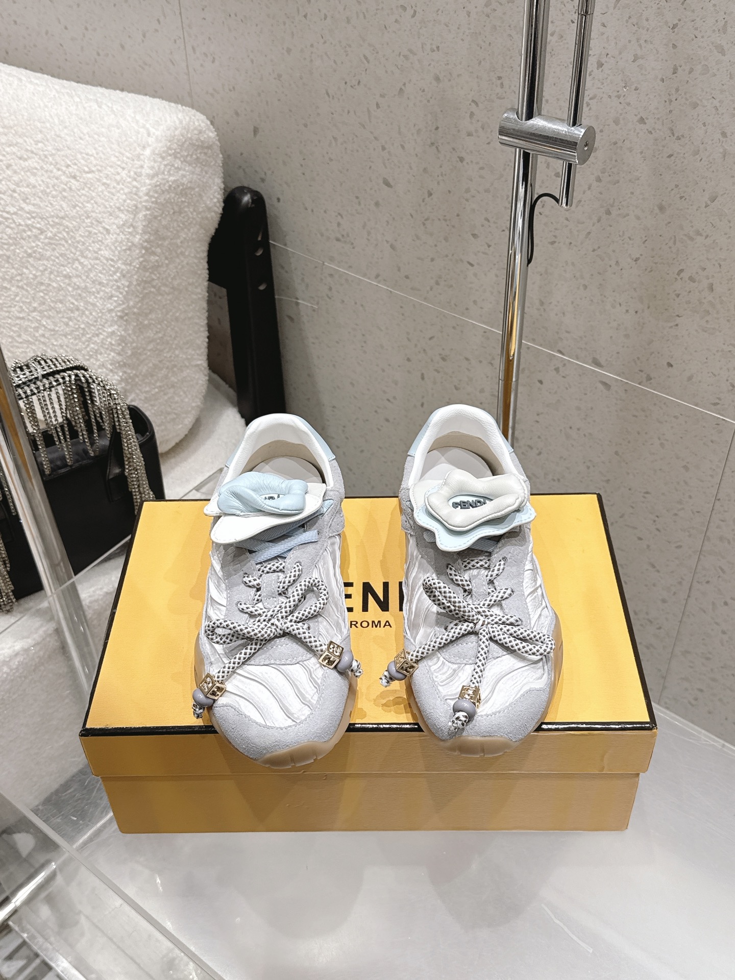 NO:787986,Fendi Fendi's latest Wave Pulse series retro flower pleats Velcro moral training shoes casual sports shoes FENDI Wave  Pulse lace-up low-top sneakers. Made of pink satin with pleats and tonal suede inlays. Green leather heel collar. Detachable fold-over tongue with 3D tonal corolla patch. Stretch laces with color-blocked tubular laces, accented with pink beads and gold FF graphic cubes. 3D rubber logo on sides and tongue. Beige rubber running sole with wraparound edges on sides and diagonal F pattern  Delivered in exquisite packaging L2 Fabric: Original customized imported cowhide material Lining: Original customized soft sheepskin lining Outsole: Original molded non-slip TPU material Sole thickness: 3CM Size: Women's 35-40 (40 customized non-returnable), casual shoes/sports shoes, fendi, fendi, sneakers, cowhide, sheepskin19860909Fendi 芬迪 最新Wave Pulse系列 复古 花朵 褶皱 魔术贴 德训鞋 休闲 运动鞋 FENDI Wave Pulse系带低帮运动鞋.粉红色缎面材质,饰有褶裥和同色系绒面革嵌饰.绿色皮革后跟鞋领.鞋舌为可拆卸折叠式设计,饰有立体同色花冠饰片.弹力鞋带搭配拼色管状鞋带,饰有粉红色珠饰和金色FF图案立方元素.鞋侧与鞋舌饰有立体橡胶标志.米色橡胶跑鞋鞋底,侧面采用环绕式边缘设计,饰有对角F图案 配送精美包装 L2 面料: 原版定制进口牛皮材质 内里: 原版定制柔软羊皮里 大底: 原版开模防滑TPU材质 底厚: 3CM Size: 女款35-40（40定制不退换）,休闲鞋/运动鞋,fendi,fendi,sneakers,cowhide,sheepskin,Women's Shoes