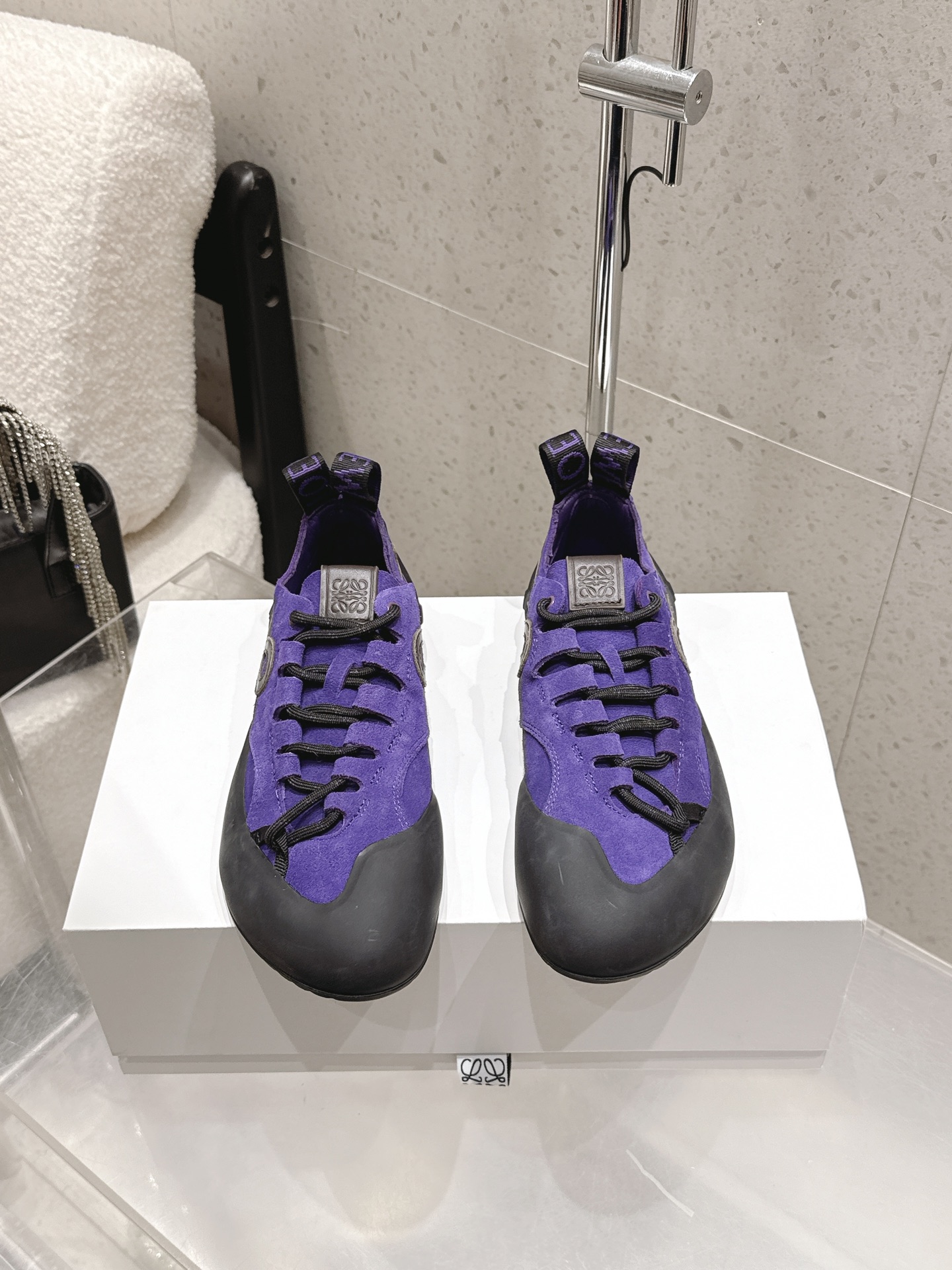 NO:788001,Loewe Flow Runner series of climbing-style casual shoes are designed with the rounded toe and all-covered rubber toe of professional rock climbing shoes. It combines a retro outdoor feel with modern minimalist aesthetics and is highly recognizable. It is paired with a matte rubber toe and heel to create a collision of softness and toughness in texture, which not only ensures breathability but also enhances durability.  It has its own retro atmosphere, which can be matched with a suit to create a relaxed outdoor leisure feeling. It can also be mixed with a suit to create a 'sweet-cool balance' look. The shoe shape fits the foot and is suitable for daily commuting and short trips. It is a 'lazy shoe' that takes into account both appearance and practicality. c1 upper cow suede, inner sheepskin outsole original molded outsole size 35-40 (40 custom-made), casual shoes/sports shoes, loewe, loewe, sneakers, business  suit, sheepskin19860909Loewe Flow Runner 罗意威系列攀岩风休闲鞋德训鞋  采用专业攀岩鞋的圆润鞋头、全包橡胶鞋头设计,兼具复古户外感与现代极简美学,辨识度极高.搭配哑光橡胶鞋头与鞋跟,在质感上形成柔软与坚韧的碰撞,既保证了透气性,又增强了耐用性. 自带复古氛围,搭配、能打造松弛的户外休闲感,也能与、西装混搭出“甜酷平衡”的造型.鞋型贴合脚面,日常通勤、短途旅行都能胜任,是兼顾颜值与实用性的“懒人鞋” c1 鞋面牛反绒 内里羊皮 大底原版开模大底 size35-40（40定做）,休闲鞋/运动鞋,loewe,loewe,sneakers,business suit,sheepskin,Women's Shoes