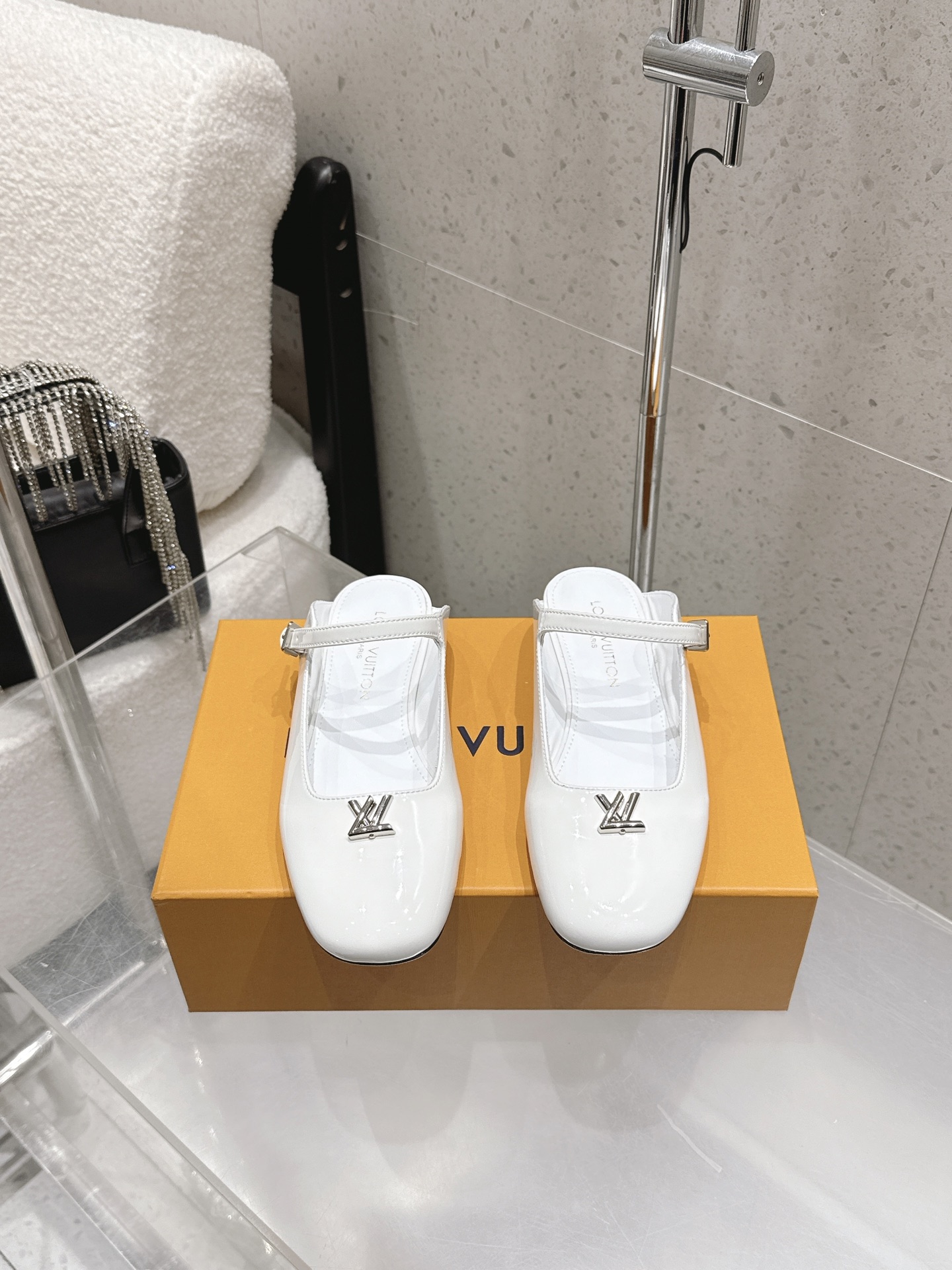 NO:787999,Louis vuitton new LV flat bottom, round toe, toe, sandals, slippers, imported cowhide upper, sheepskin lining, genuine leather sole, code number 35-39 (40.41 customized, non-returnable) L1, half drag, louis vuitton, louis vuitton, slippers, cowhide, sheepskin19860909Louis vuitton 新款 LV 平底 圆头 包头 凉拖 拖鞋 鞋面进口牛皮 内里垫脚羊皮 鞋底真皮底 码数35-39（40.41定做不退换）L1,半拖,louis vuitton,louis vuitton,slippers,cowhide,sheepskin,Women's Shoes