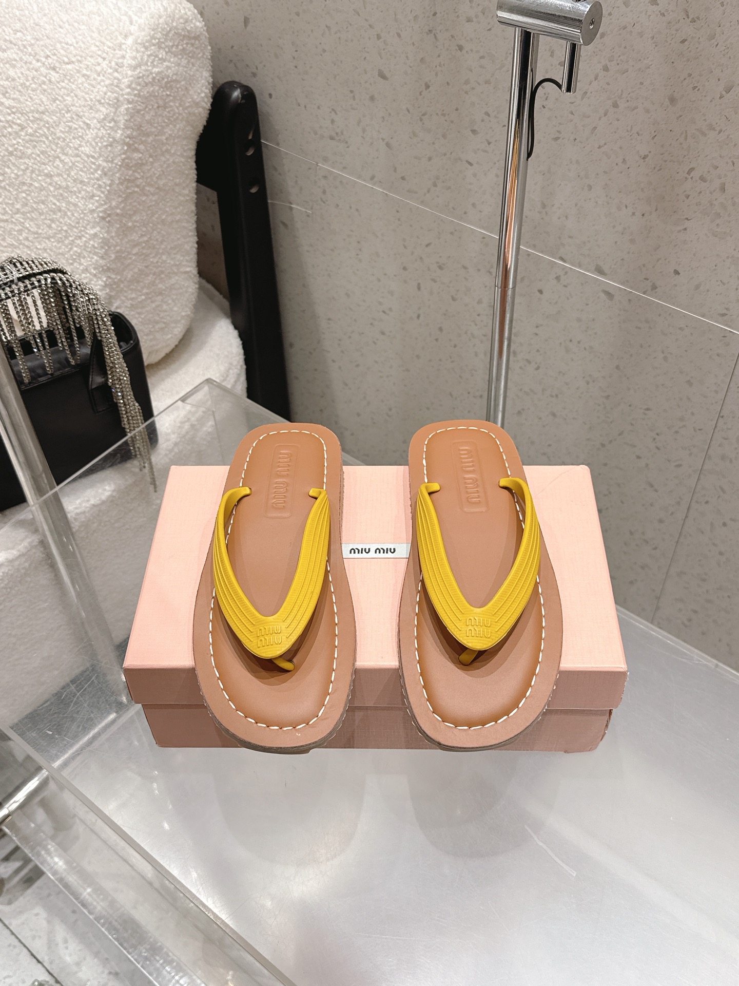 NO:787997,MiuMiu spring and summer catwalk style flip-flops, the latest style flip-flops with logo, women's summer slippers, made of full-body cowhide material, soft on the feet, skin-friendly, soft and comfortable, gorgeous craftsmanship creates exquisite three-dimensional texture, reinterprets the classic aesthetics of sandals, the iconic metal lettering logo decorates the upper, adding a distinctive style, leather soles and covered heels are designed to make walking comfortable x2  Imported fetal cowhide upper, full sheepskin lining, original molded outsole, size 35-40 (customized 40 41 42 43), split-toe shoes, miumiu, sandals, slippers, cowhide, sheepskin19860909MiuMiu 谬谬 春夏季走秀款 夹趾凉鞋 最新款 夹趾徽标 拖鞋 女士夏季拖鞋 ,全胎牛皮 材质 ,上脚软软绵绵的 ,亲肤柔软舒适 ,华美工艺营造精致的立体纹理质感,重释凉鞋的经典美学,标志性的金属刻字徽标装点鞋面,平添鲜明格调,皮革鞋底与包覆式鞋跟设计令人舒心起行 x2 鞋面进口胎牛皮 内里垫脚全羊皮 大底原版开模大底 码数35-40（40 41 42 43订做）,分趾鞋,miumiu,sandals,slippers,cowhide,sheepskin,Women's Shoes