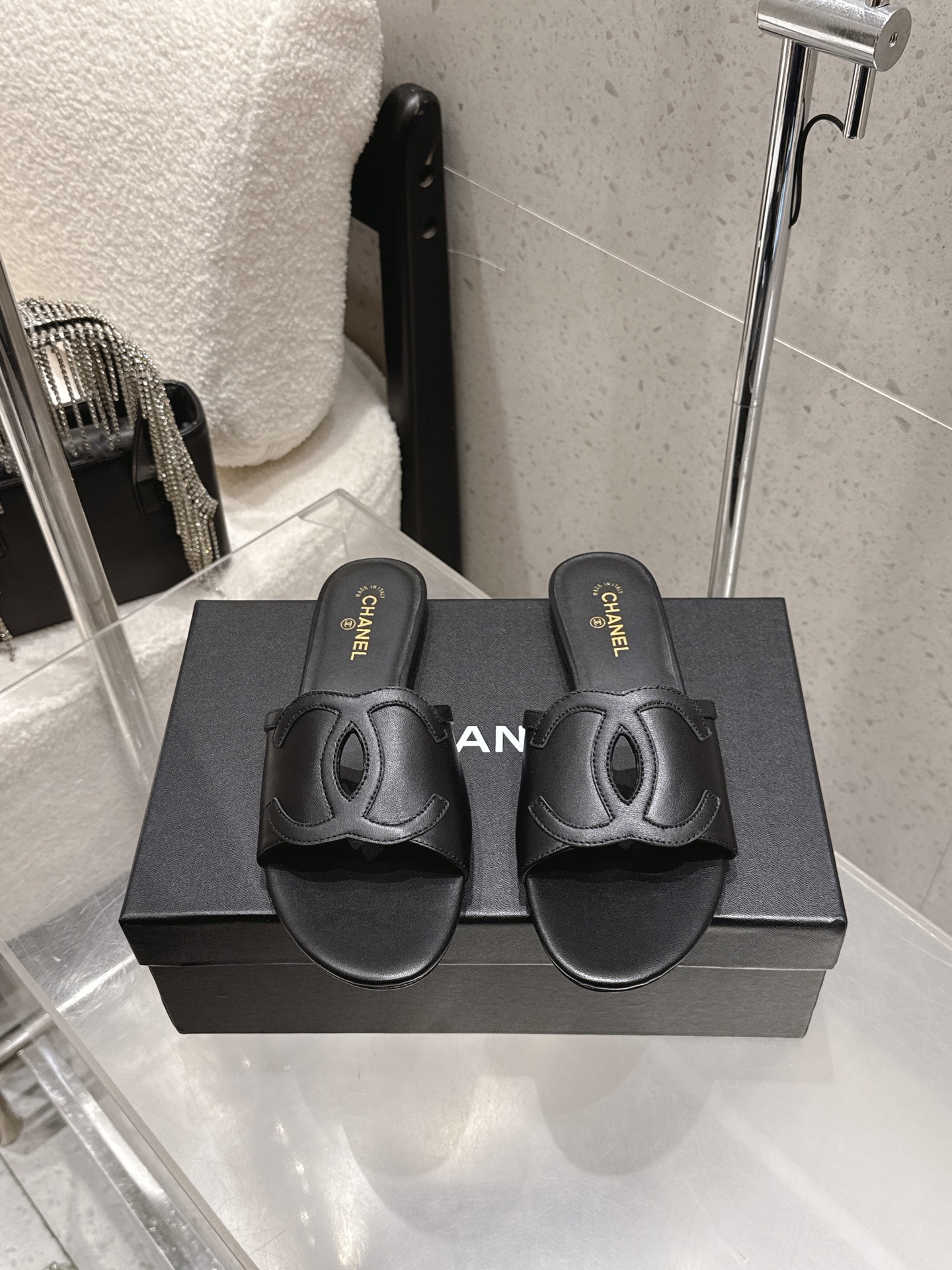 NO:787991,Spring and summer new Chanel Chanel holiday style Xiaoxiang classic large double C hollow flat slippers. The upper is decorated with the large double C logo, which is Xiaoxiang's classic design symbol, with both exquisiteness and brand recognition. It is a flat slipper with an open toe + mule shoe type. The design is simple and comfortable. The flat bottom structure is suitable for daily casual scenes, and the shape of the strap can also modify the foot shape. Classic color, versatile and can adapt to different styles. g1 upper sheepskin  Sheepskin lining, Italian genuine leather outsole, size 35-39 (40, custom made, non-returnable), slippers, chanel, chanel, slippers, sheepskin, Leather soles19860909春夏新款Chanel香奈儿 度假风小香经典大双C镂空一字平底拖鞋 鞋面装饰大双c标志,是小香的经典设计符号,兼具精致感与品牌辨识度.为平底一字拖,露趾+穆勒鞋型的设计简约舒适,平底结构适配日常休闲场景,一字带的造型也能修饰脚型.经典色系,百搭且能适配不同穿搭风格.g1 鞋面羊皮 内里垫脚羊皮 鞋底意大利真皮大底 码数35-39（40 定做不退换）,拖鞋,chanel,chanel,slippers,sheepskin,Leather soles,Women's Shoes