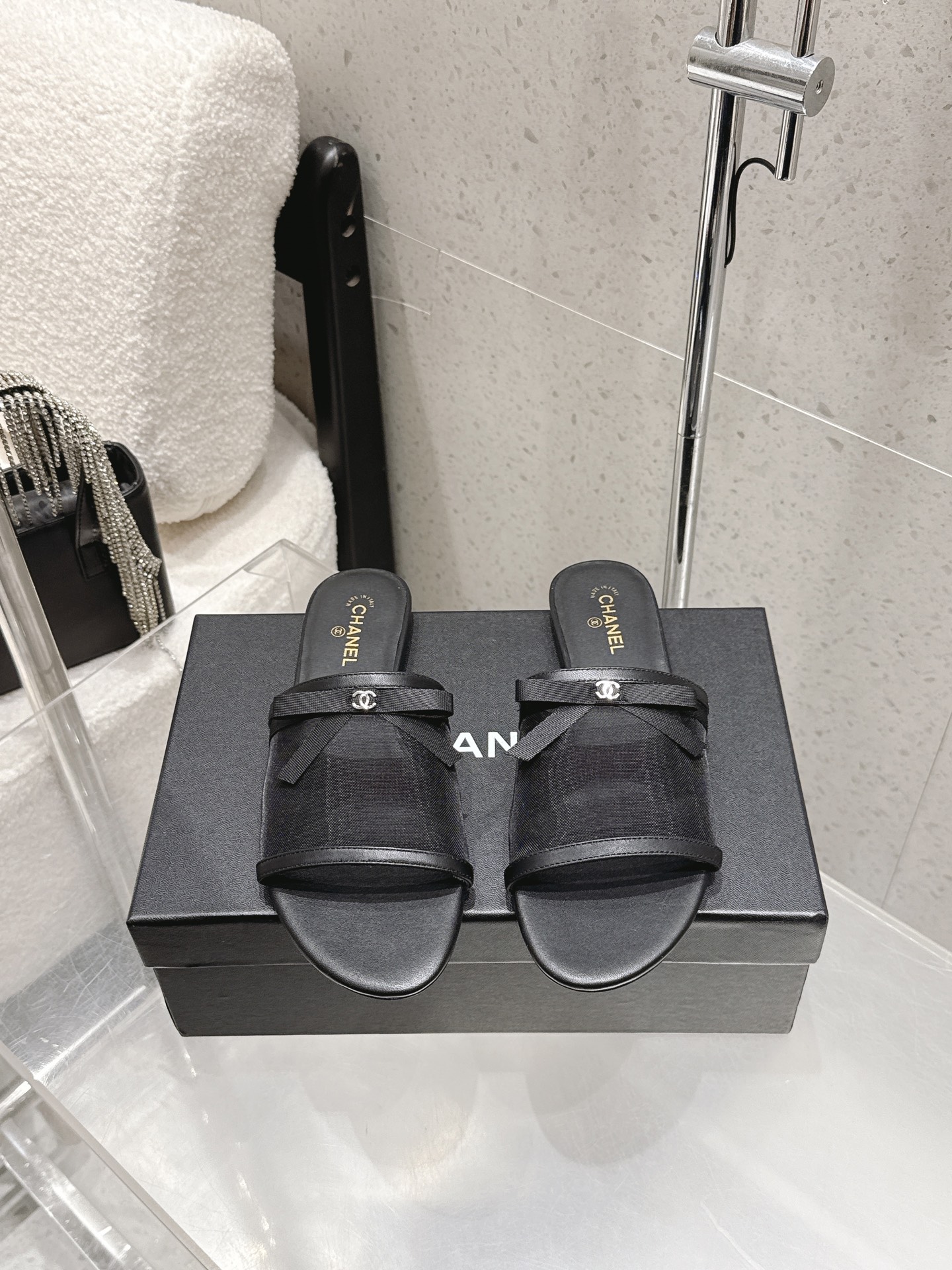 NO:787993,Chanel Chanel Xiaoxiang early spring new mesh bow flat slippers  The moment the wind blows over the mesh, it feels like summer. The bow-knot sandals weld coolness and luxury to the feet. The semi-transparent mesh is looming, making the ankles slender and gentle. The double-C bow hides effortless fashion, is low-key and dignified, and the flat-bottomed design can be worn without getting tired. Lazy people can slip on it in a second when going out. Paired with a dress, it looks like a gentle girl, and with wide-leg pants, it looks like a casual blogger. Every step brings the laziness and romance of summer.  The gentleness of the bow hides effortless fashion. It is not only a pair of shoes, but also a gentle connection between you and the relaxation of summer. It is low-key but enough to make people fall in love at a glance. g1 upper cowhide/mesh lining sheepskin outsole genuine leather outsole size 35-40 (customized size 40 is non-returnable), slippers, chanel, chanel, slippers, skirts, cowhide, sheepskin, Leather soles19860909Chanel 香奈儿 小香 早春新款网纱蝴蝶结平底拖鞋 风掠过网纱的瞬间,是夏天的味道,蝴蝶结凉拖,把清凉与高级感焊在脚上,半透网纱若隐若现,衬得脚踝纤细又温柔.双C蝴蝶结藏着不费力的时髦,低调又显贵,平底设计暴走不累,懒人出门一秒蹬上.配连衣裙是温柔少女,配阔腿裤是随性博主,每一步都带着夏日的慵懒与浪漫. 蝴蝶结的温柔藏着不费力的时髦,它不只是一双鞋 更是你与夏日松弛感的温柔联结,低调却足够让人一眼沦陷.g1 鞋面牛皮/网纱 内里羊皮 大底真皮大底 size35-40码（40码定制不退换）,拖鞋,chanel,chanel,slippers,skirts,cowhide,sheepskin,Leather soles,Women's Shoes