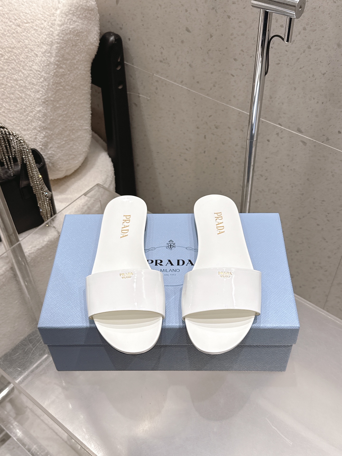 NO:787995,Prada Prada's new flat-soled beach slippers, fabric cow patent leather, sheepskin lining, original molded TPU outsole, size 35-39 (40 41 customized) g1, slippers, prada, prada, slippers, sheepskin19860909Prada 普拉达 新款一字带平底沙滩拖鞋 面料牛漆皮 内里羊皮 原版开模TPU大底 码数35-39（40 41定做）g1,拖鞋,prada,prada,slippers,sheepskin,Women's Shoes