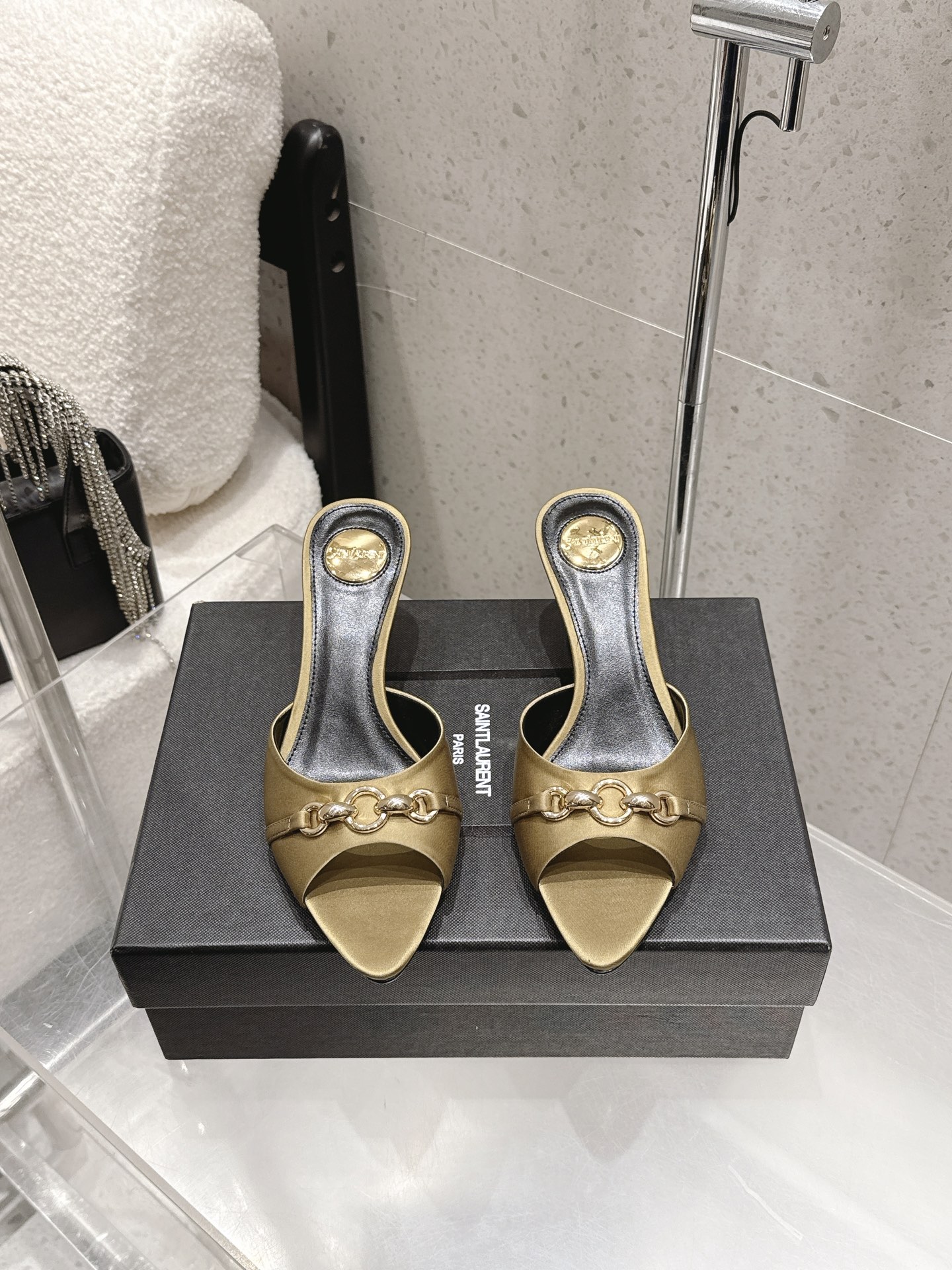 NO:787989,High version of Saint Laurent, YSL spring and summer new model, pointed toe, hardware buckle, silk, high heels, slippers, YSL catwalk high heels, various small skirts, no need to pick the foot shape at all, YSL Logo heels are particularly beautiful!  Under the illumination of the light, the illusion of color appears. It is so beautiful that the whiteness of the upper toes makes people look head-high!  Unleash the infinite elegance and charm and explore more high-heeled shoes!  s1 fabric silk/butter leather lining sheepskin heel height 6.5cm outsole leather outsole size 35-39 (40 41 customized), high heels and slippers, saint laurent, saint laurent, saint laurent, high heels, slippers, skirts, sheepskin, real silk, Leather soles19860909高版本 Saint Laurent 圣罗兰 YSL春夏新款 尖头 五金扣 真丝 高跟鞋 拖鞋 YSL走秀款高跟鞋 各种小裙子搭配起来 完全不挑脚型哦 YSL Logo跟特别好看！在光线的照耀下呈现幻彩 真的美的过分 上脚显白的让人上头！释放无限优雅魅力 探索更多臻选高跟鞋！ s1 面料真丝/牛油皮 内里羊皮 跟高6.5cm 大底真皮大底 码数35-39（40 41定制）,高跟鞋拖鞋,saint laurent,saint laurent,saint laurent,high heels,slippers,skirts,sheepskin,real silk,Leather soles,Women's Shoes