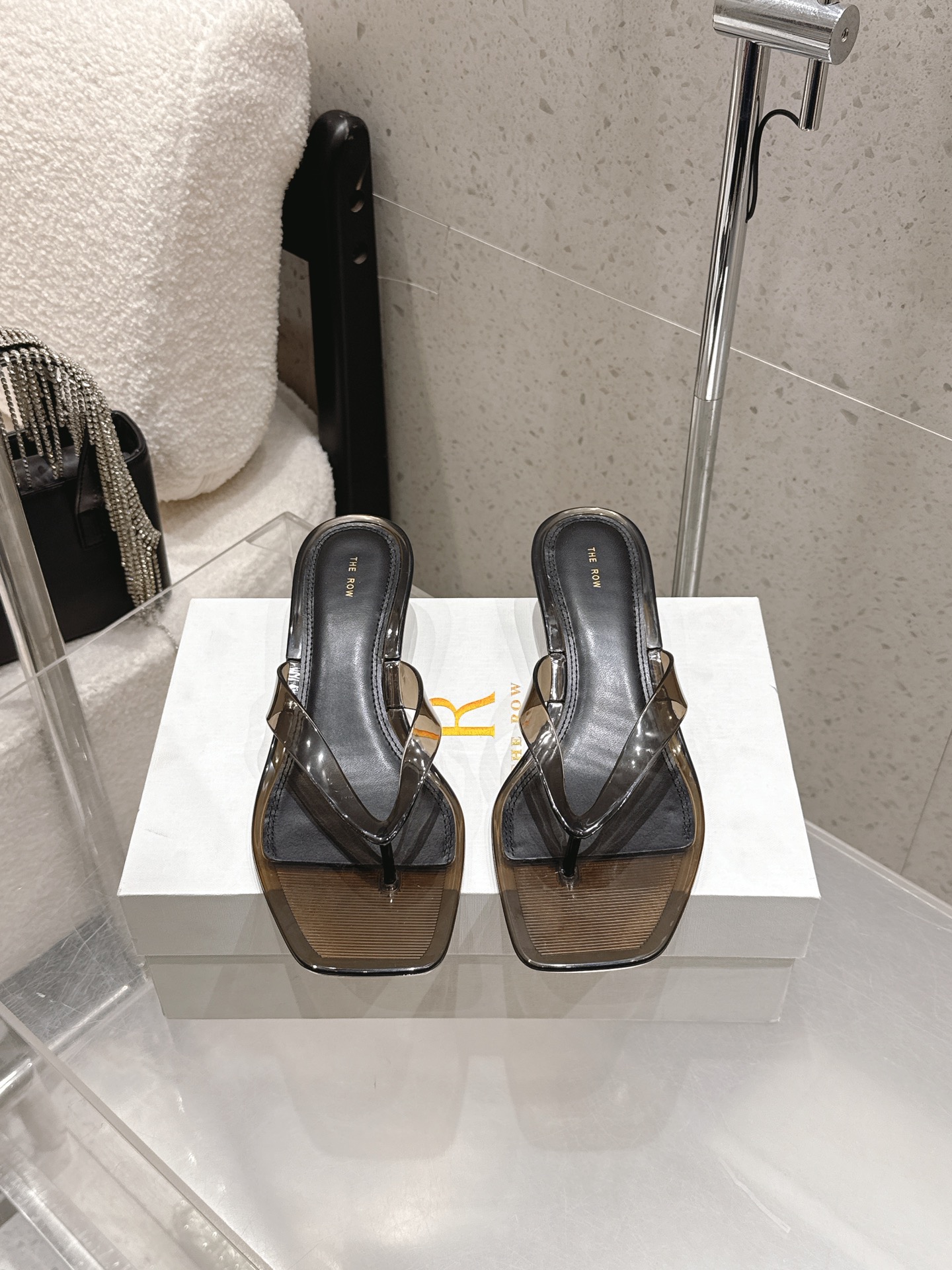 NO:787983,High-quality niche fashion brand purchasing grade The Row 26 spring and summer catwalk style simple crystal/jelly sandals cat heel flip-flops beach shoes!  Exclusive first release, original mold making, worn by many Internet celebrities, comfortable and versatile in summer!  Undoubtedly a hit!  There is no trace of rubber smell, and it smells like milk. Who hasn't had a pair of crystal shoes? I can't remember my age as a child. In summer, I look forward to having a pair of sparkling and crystal clear 'crystals'. It's not the favorites planted in childhood, but the ones you prefer. They have been around for a long time. They meet repeatedly at different ages. Many sisters think jelly sandals are very 'earthy' and have a plastic feel, but they don't know that they are very high-end on the feet. They are super casual and versatile and have a lazy style!  The original model is made of rubber and has the same texture and weight as the original. It has stainless steel hardware in the midsole and heel. It is super stable and not tiring when walking!  z1 imported crystal sheepskin for feet, heel 3.5cm, size 35-40 (40 customized, non-refundable), with original packaging, slippers, sandals, slippers, sheepskin19860909高品质 小众潮牌代购级The Row 26春夏走秀款简易水晶/果冻凉鞋猫跟夹脚人字拖沙滩鞋！独家首发 原版开模 制造 超多网红上脚 夏日舒适百搭！ 爆款无疑！没有一丝橡胶味儿,奶香奶香的 谁还没有双水晶鞋呢 记不清年纪的小朋友时期 夏天很期待有一双“水晶”闪闪亮亮、晶莹剔透,不是童年种下的喜爱是你偏爱的那些早就在了,于不同的年纪重复遇见,很多姐妹觉得果冻凉鞋很“土”,塑料感殊不知上脚很是高级,超级随性百搭慵懒风！ 正鞋原版开模一体橡胶 质感重量原版一致,内镶不锈钢五金中底鞋跟,暴走超级稳不累脚！z1 垫脚进口水晶羊皮 鞋跟3.5cm 码数35-40（40定制不退换） 配原版包装,拖鞋,sandals,slippers,sheepskin,Women's Shoes