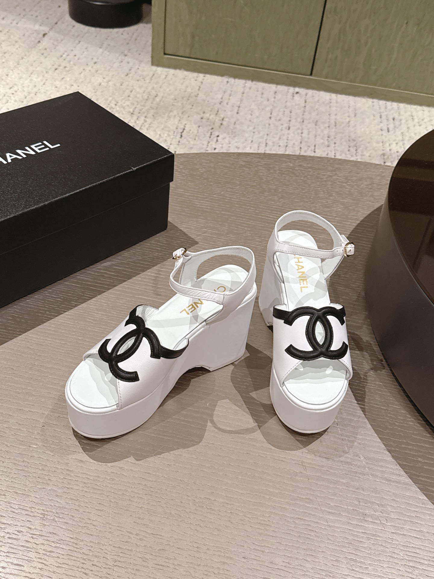 Босоножки белые на платформе с логотипом Chanel