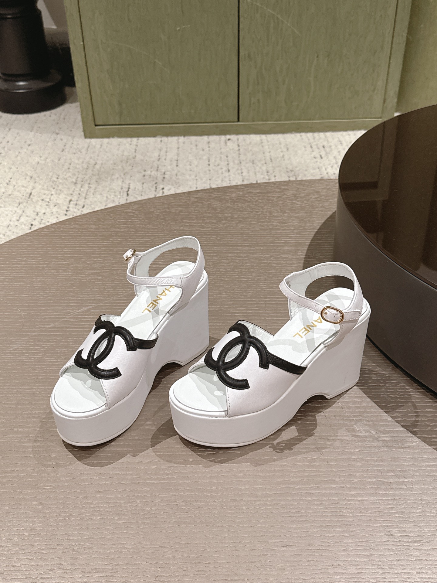 Босоножки белые на платформе с логотипом Chanel