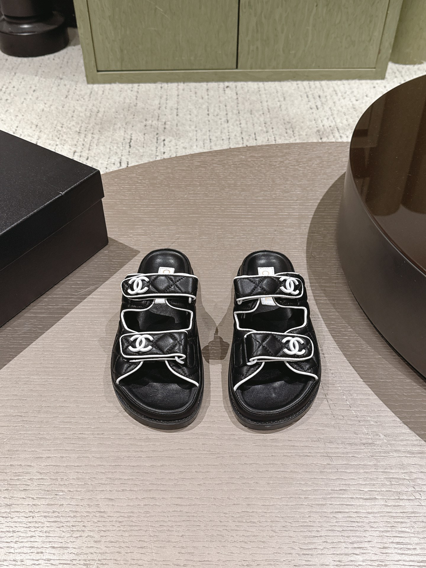 NO:783829,Rubber sole slippers sandals leather sole slippers sandals 310 Chanel Chanel Xiaoxiang new Velcro beach sandals slippers Top quality matching goods!  The upper is made of imported fabrics, the foot pads are lined with sheepskin, the outsole is rubber sole/genuine leather sole, and the original custom logo buckle hardware buckle. All come with top-notch packaging!  Size: 35-39 (40 41 42 customized, non-returnable), slippers and sandals, chanel, chanel, sandals, slippers, sheepskin19860909橡胶底 拖鞋 凉鞋 真皮底 拖鞋 凉鞋310 Chanel 香奈儿 小香 新款 魔术贴沙滩凉鞋 拖鞋 顶级对版货！ 鞋面进口面料,垫脚内里羊皮, 大底 橡胶底/真皮底,原版定制logo扣五金扣. 均配顶级包装！ Size:35-39（40 41 42定做不退换）,拖鞋凉鞋,chanel,chanel,sandals,slippers,sheepskin,Women's Shoes